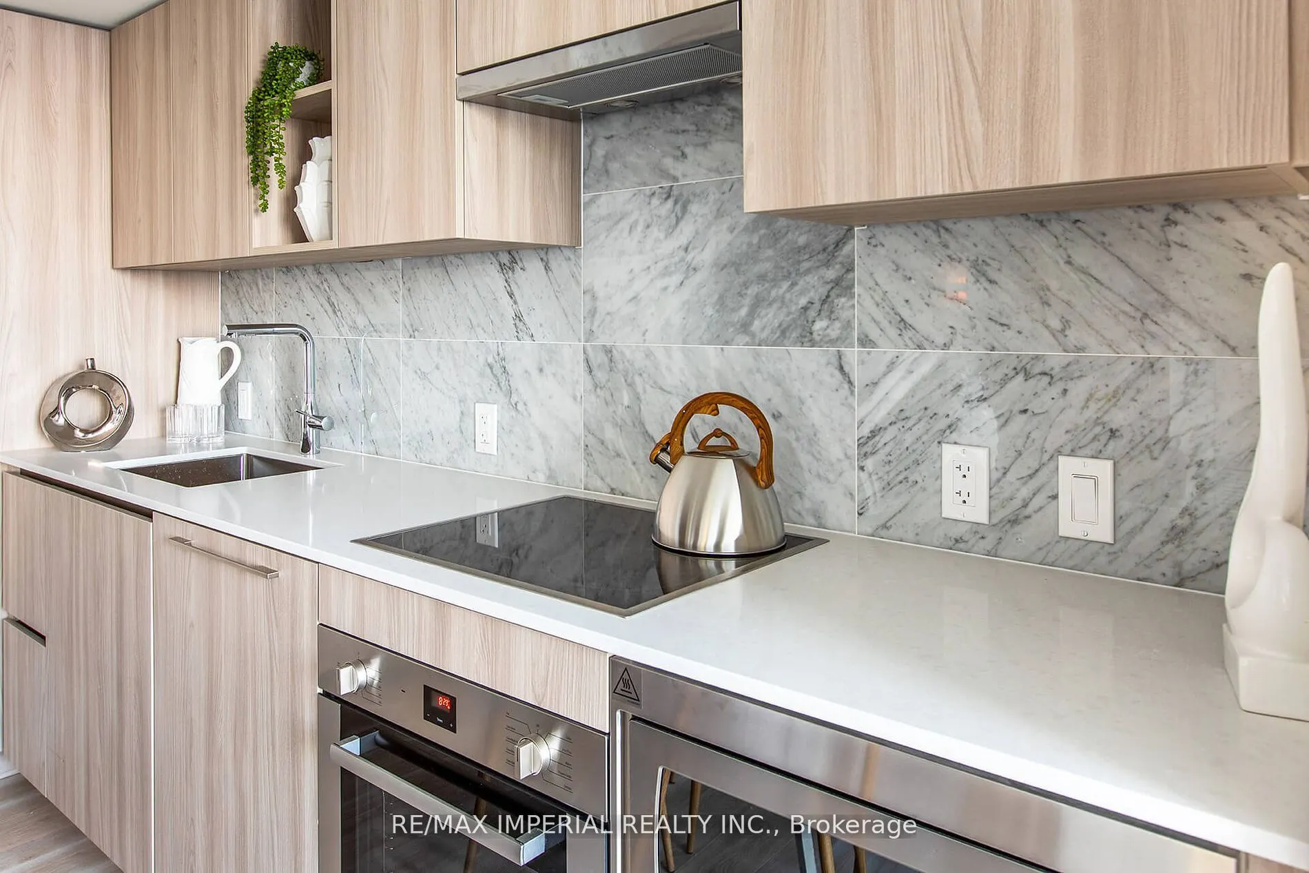 19 Bathurst Street, #611