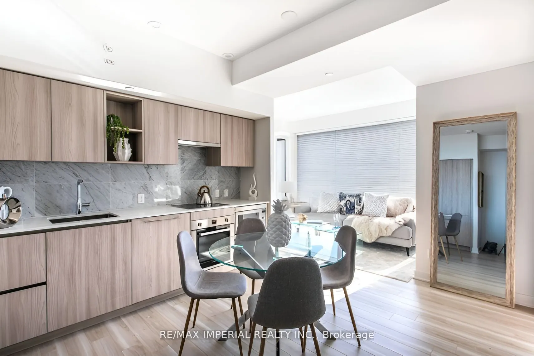 19 Bathurst Street, #611