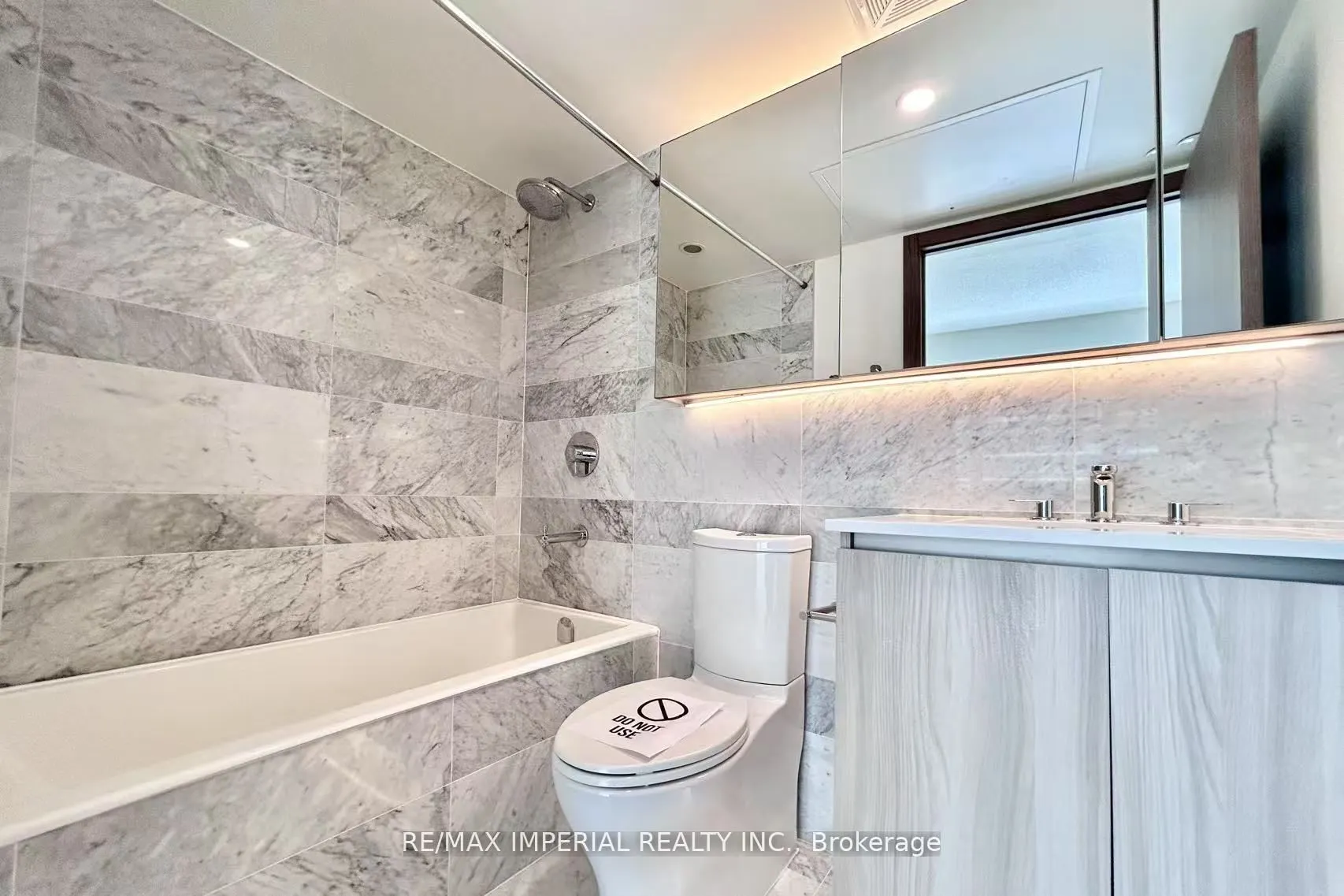 19 Bathurst Street, #611