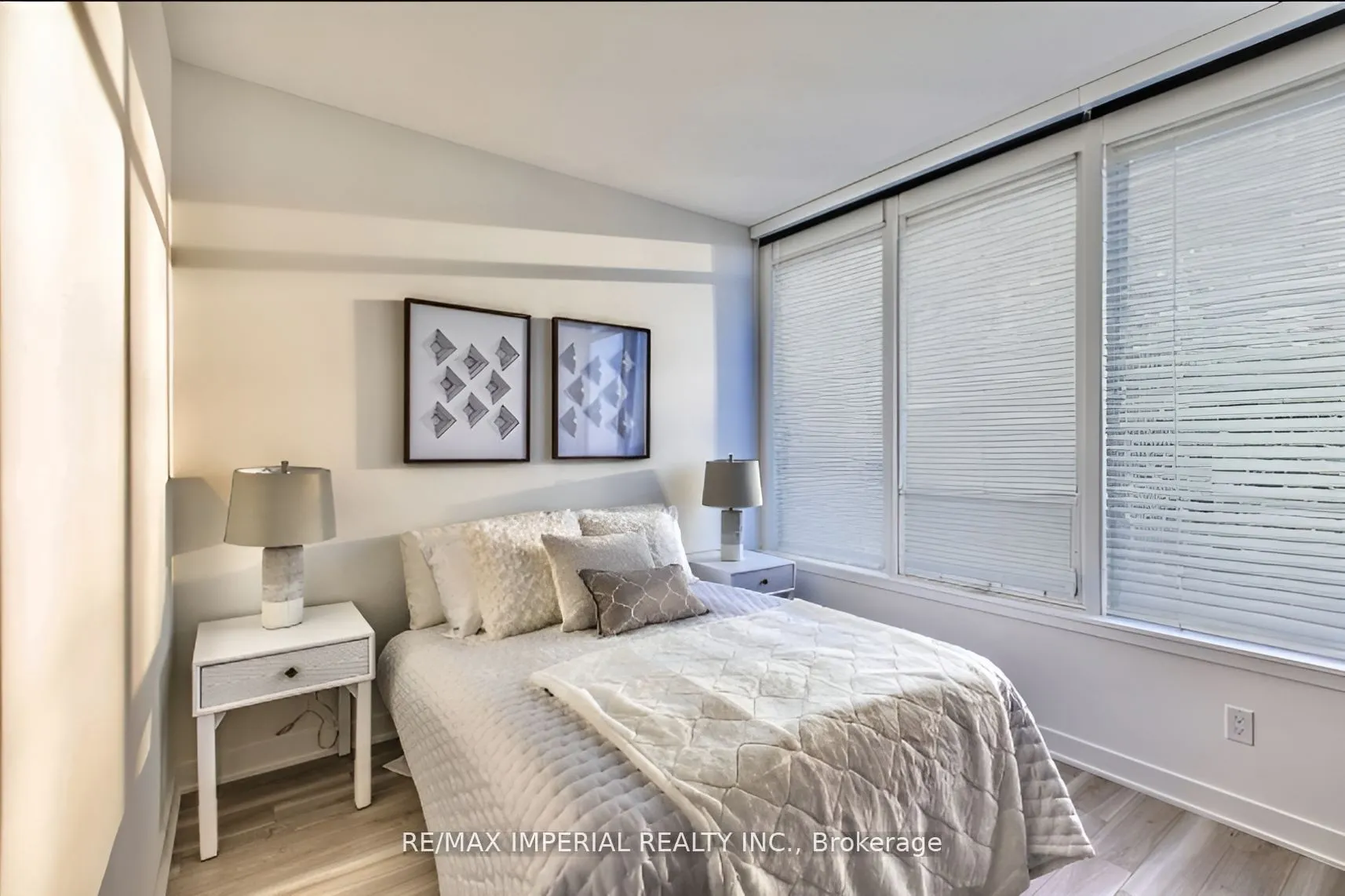 19 Bathurst Street, #611
