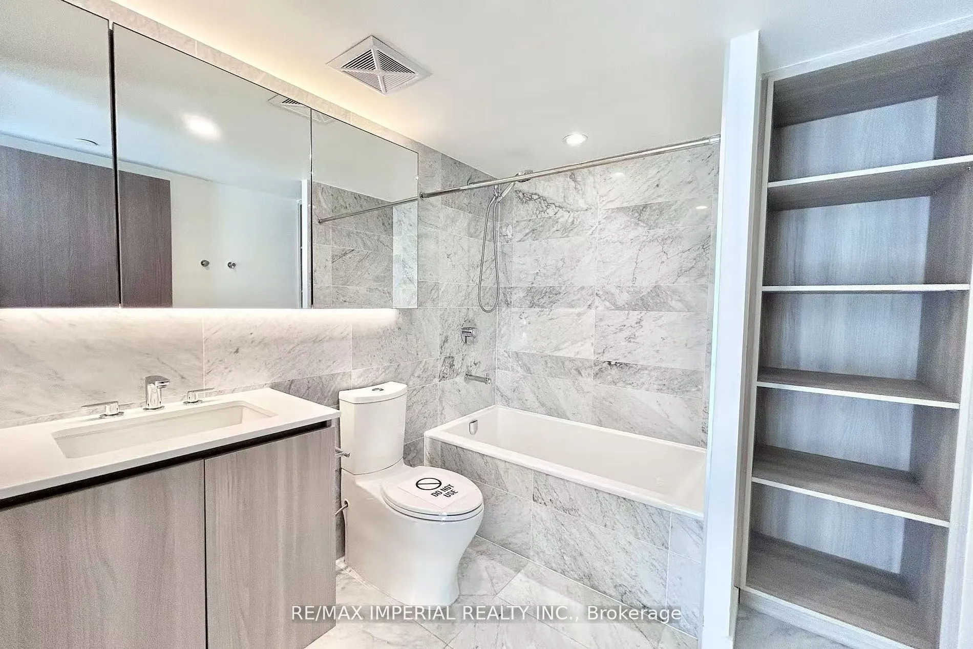 19 Bathurst Street, #611