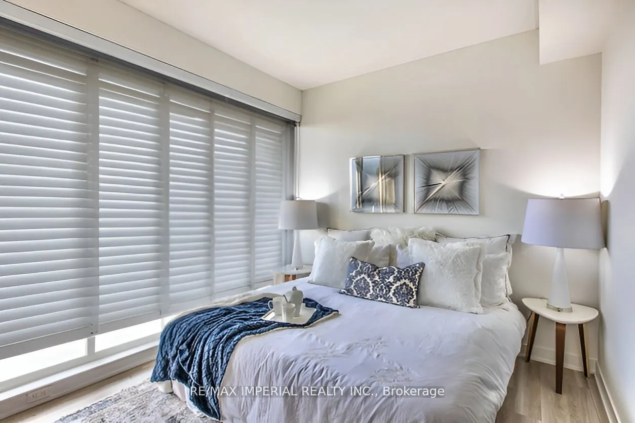 19 Bathurst Street, #611