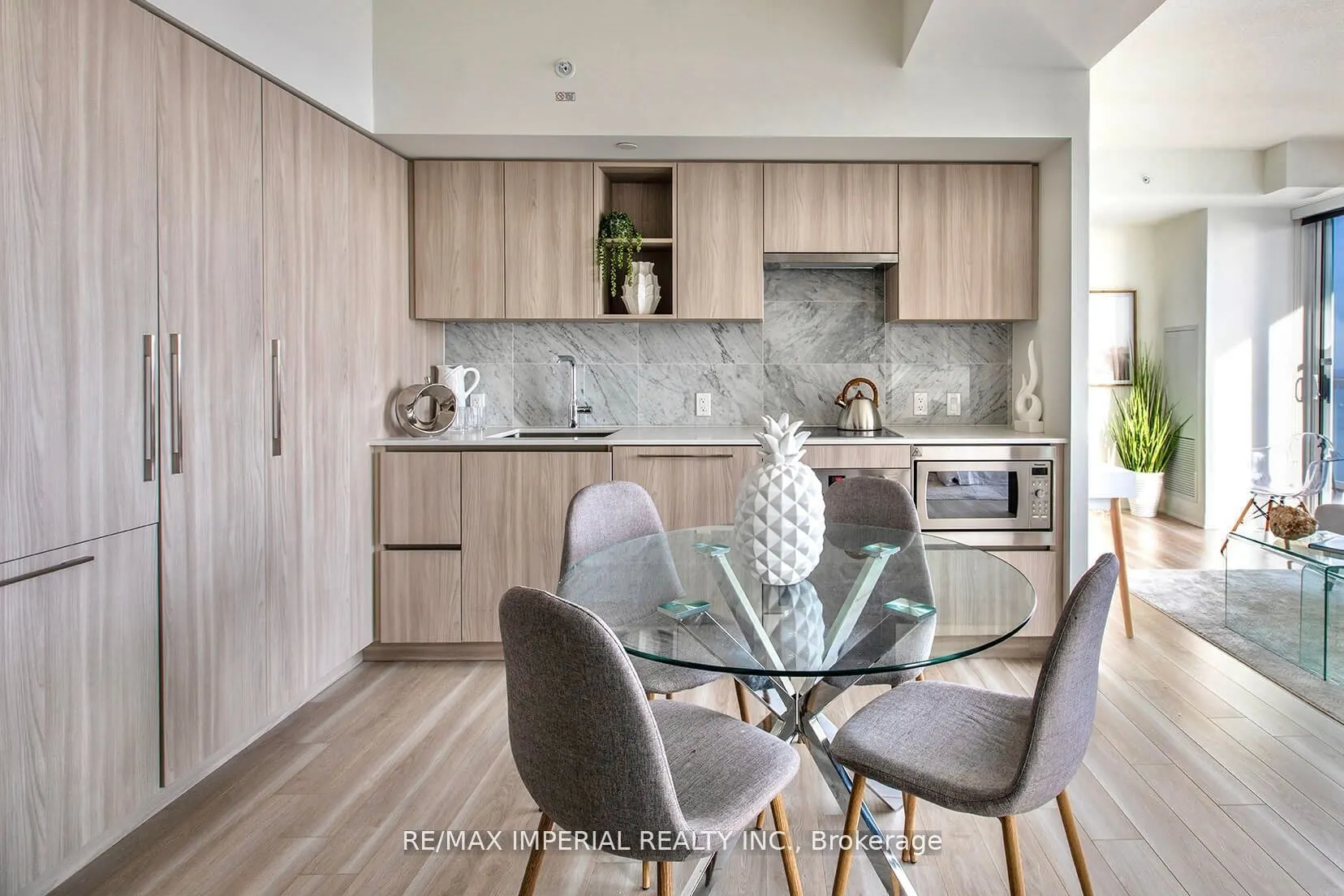 19 Bathurst Street, #611