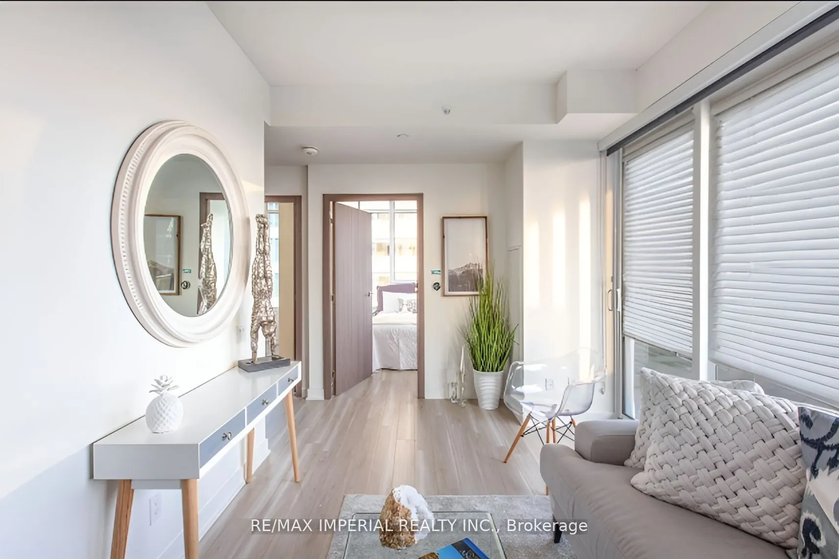 19 Bathurst Street, #611