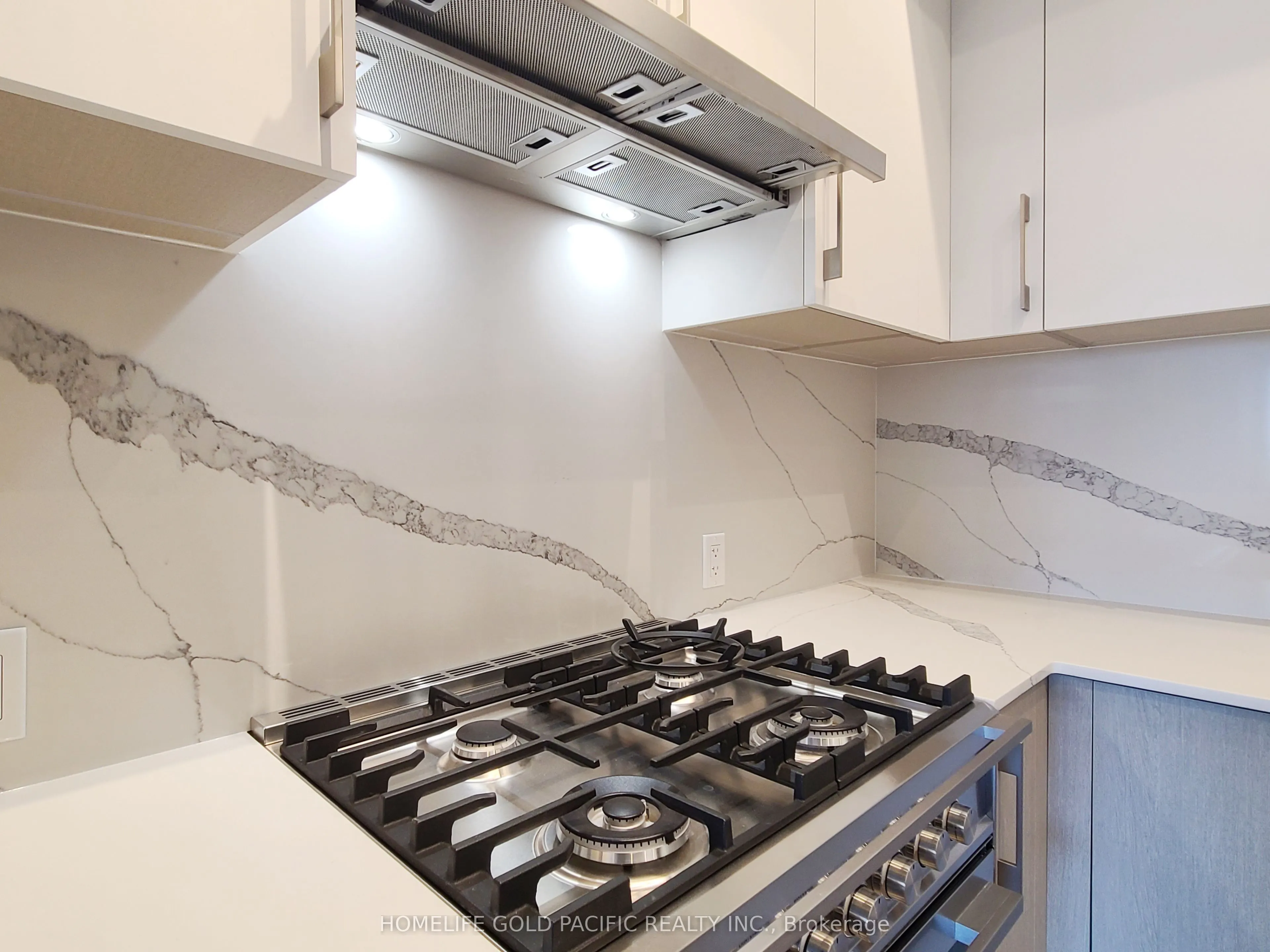 8 Manor Road W, #902