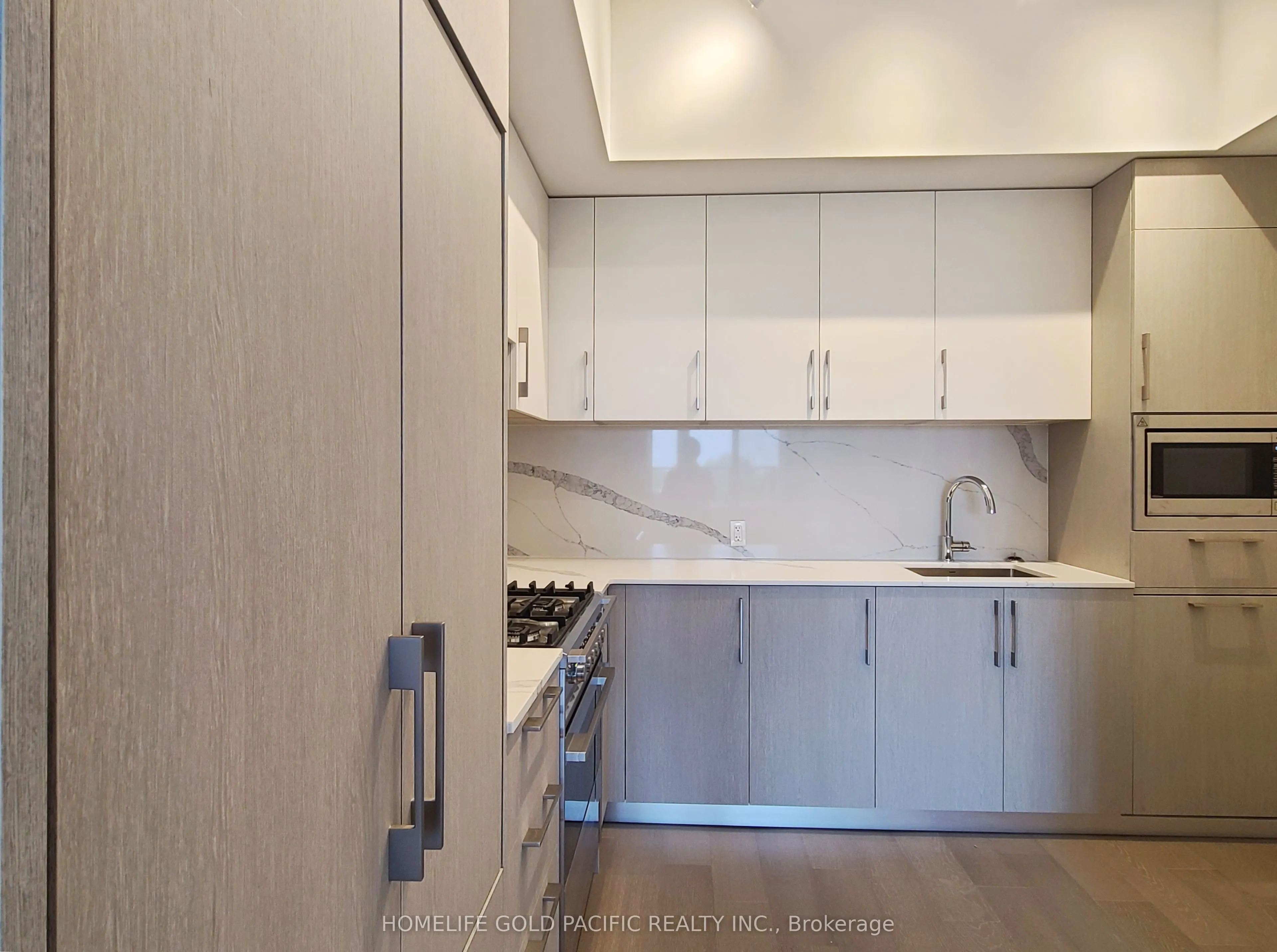 8 Manor Road W, #902
