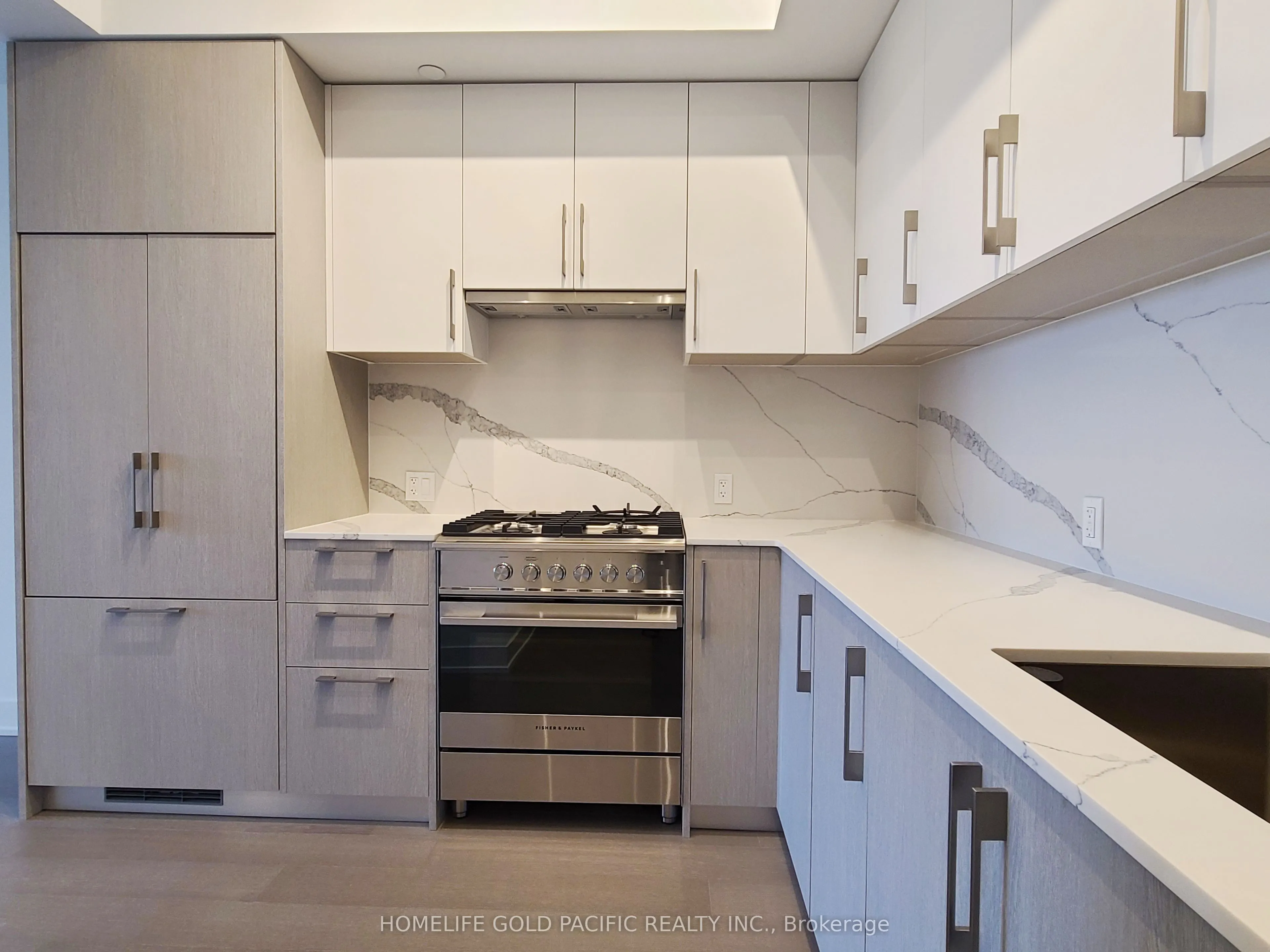 8 Manor Road W, #902
