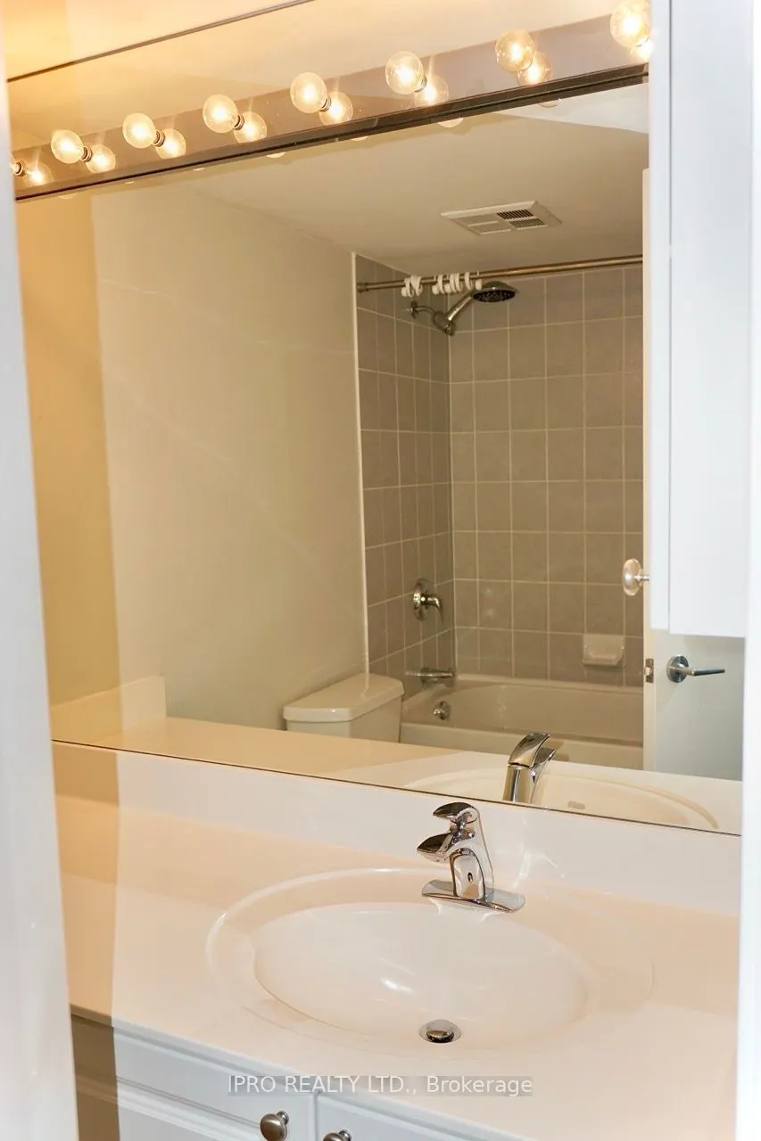 219 Fort York Boulevard #811