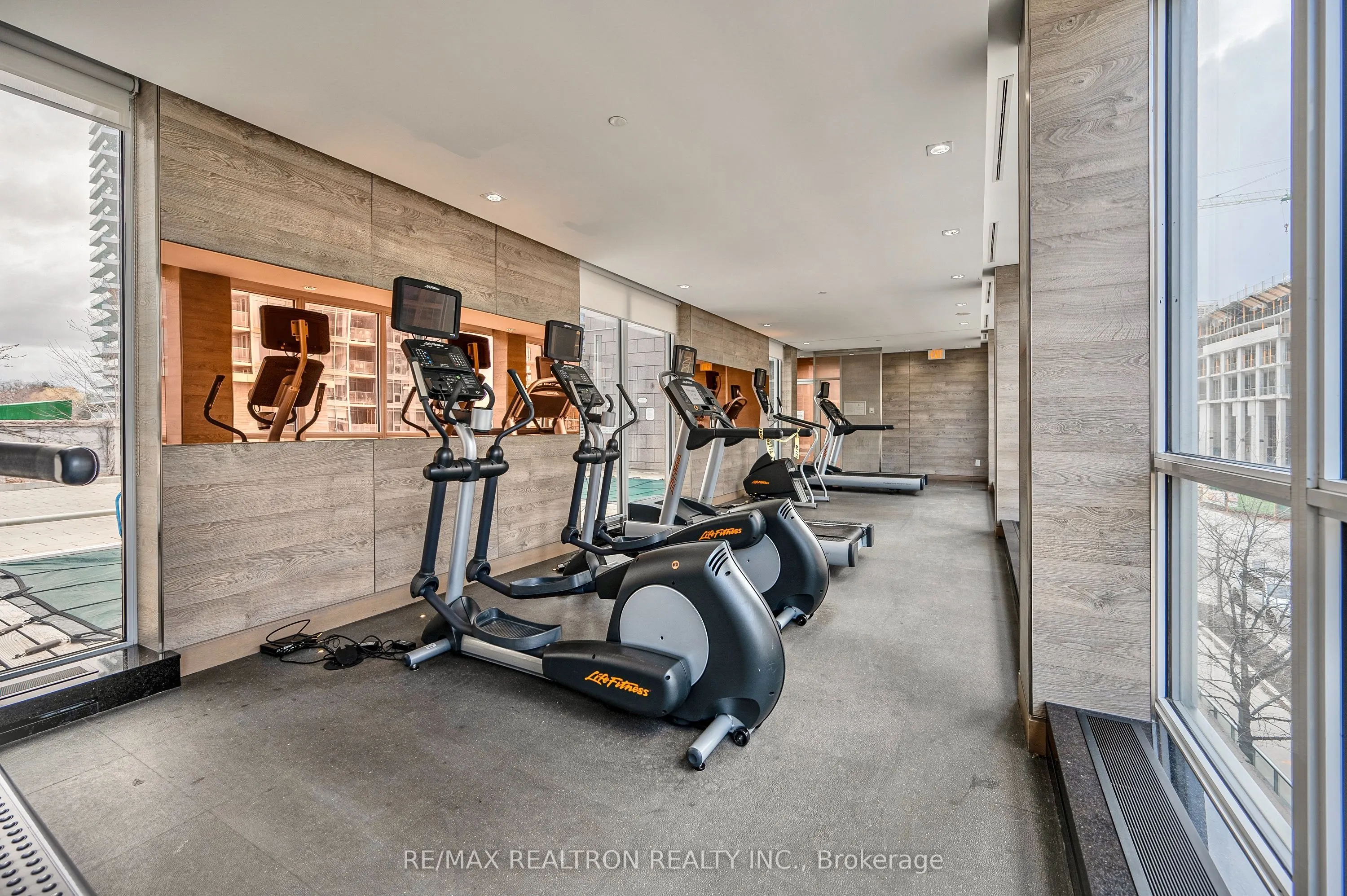 121 Mcmahon Drive, #2106