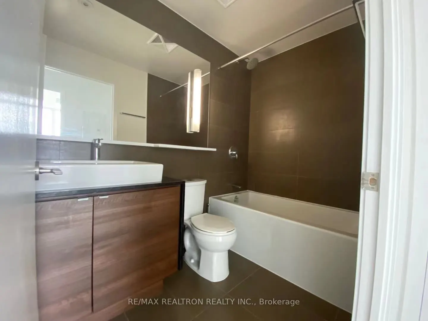 121 Mcmahon Drive, #2106