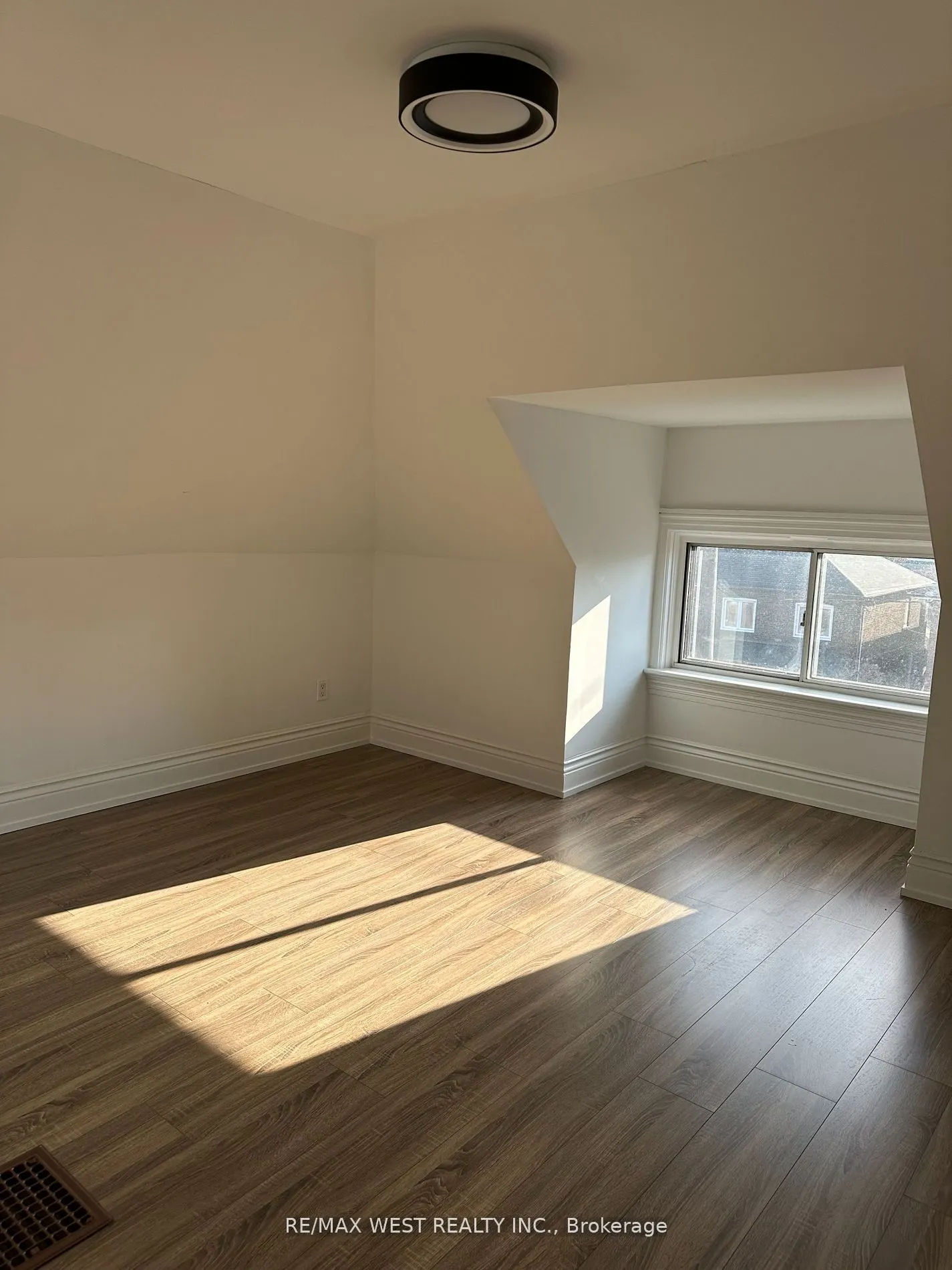 563 Ossington Avenue, #2nd/3rd