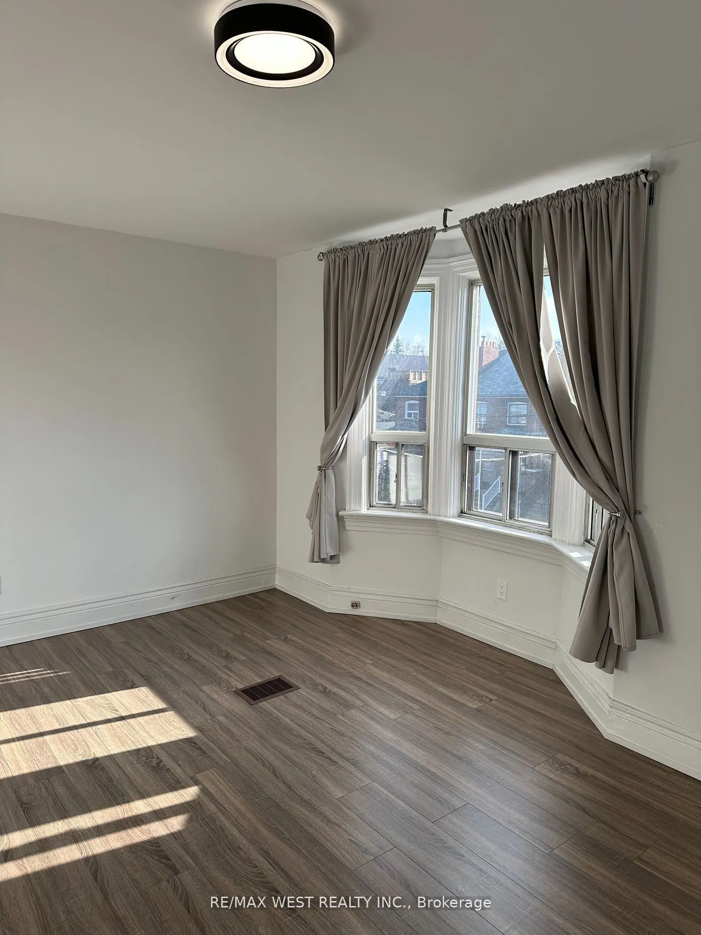 563 Ossington Avenue, #2nd/3rd