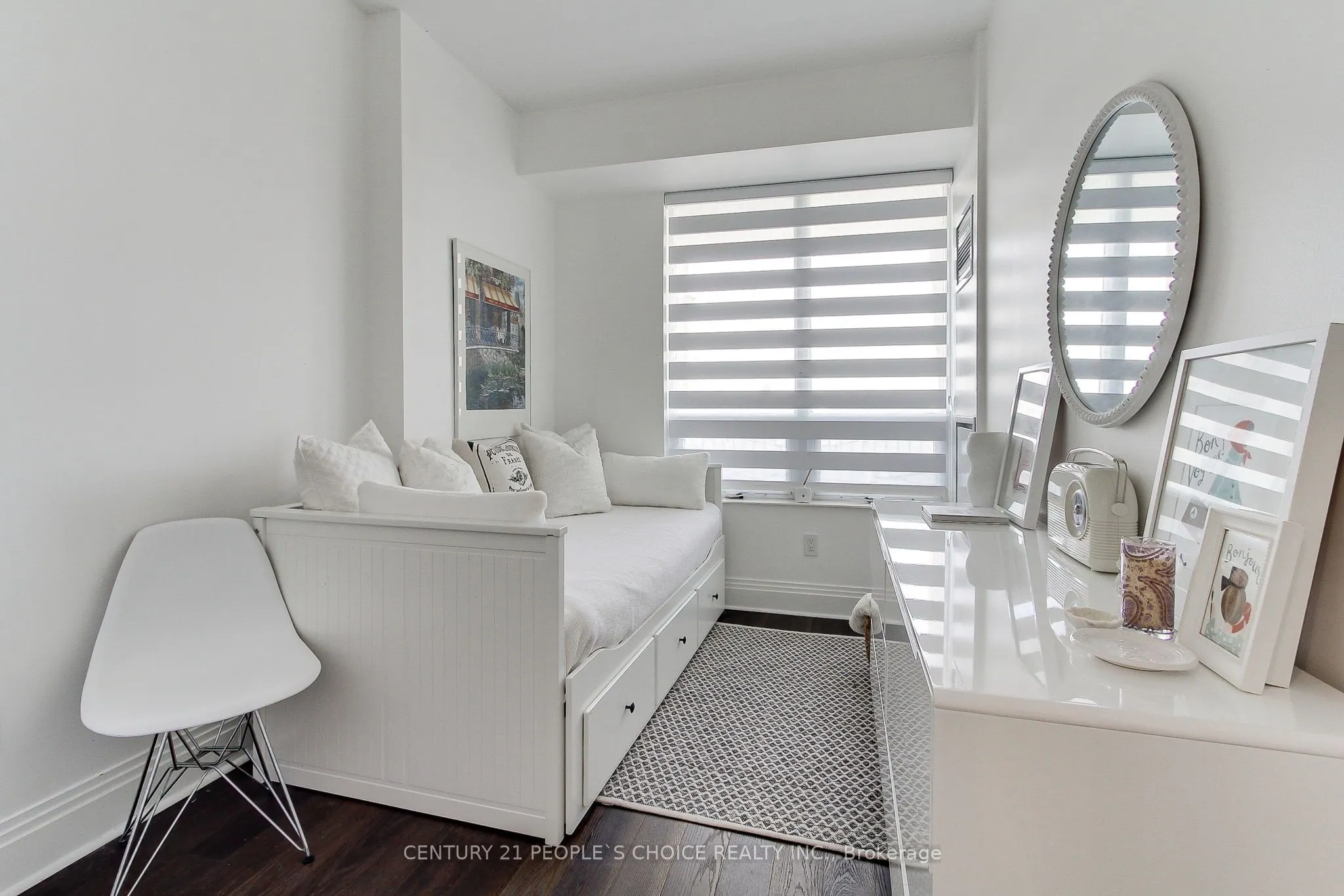 99 Avenue Road, #706