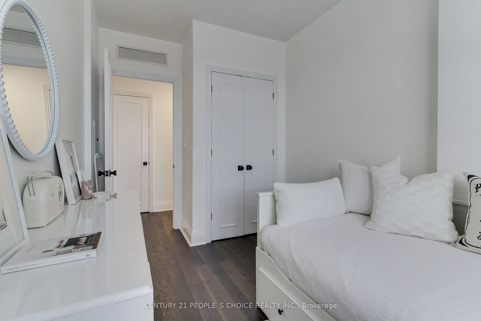 99 Avenue Road, #706