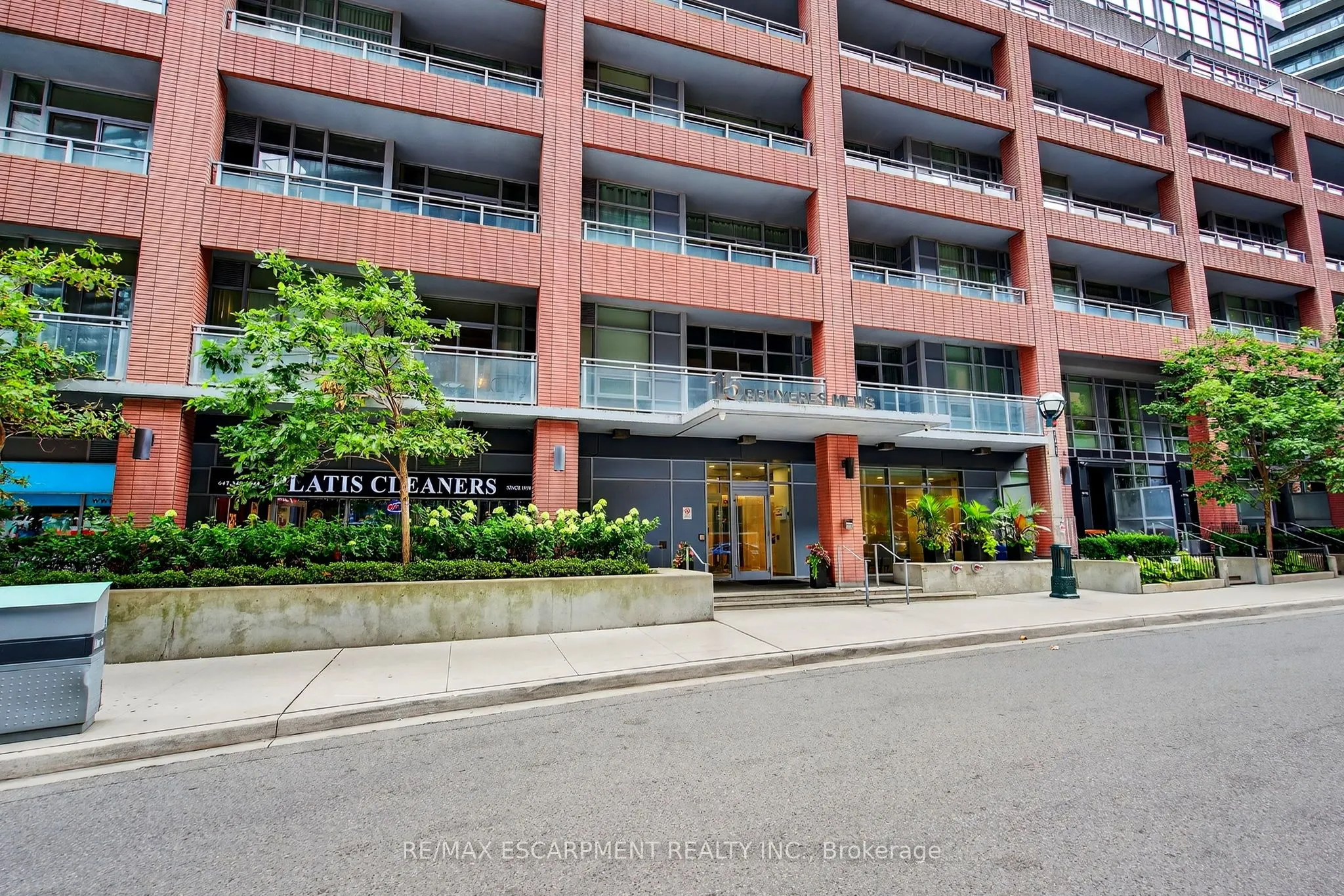 15 BRUYERES Mews, #212