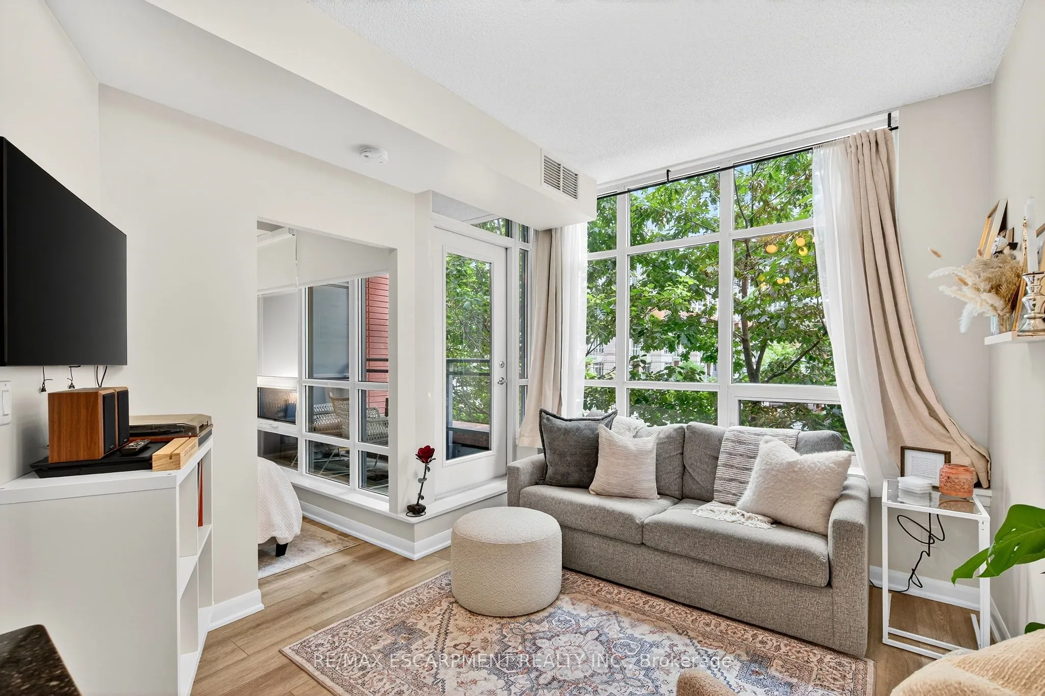 15 BRUYERES Mews, #212
