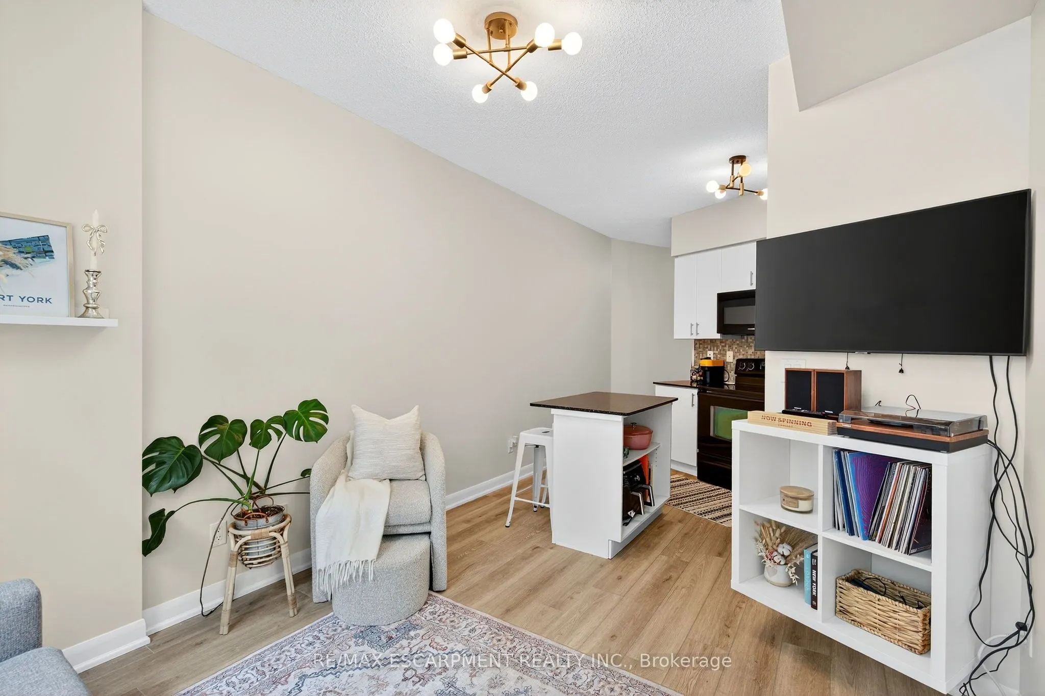 15 BRUYERES Mews, #212