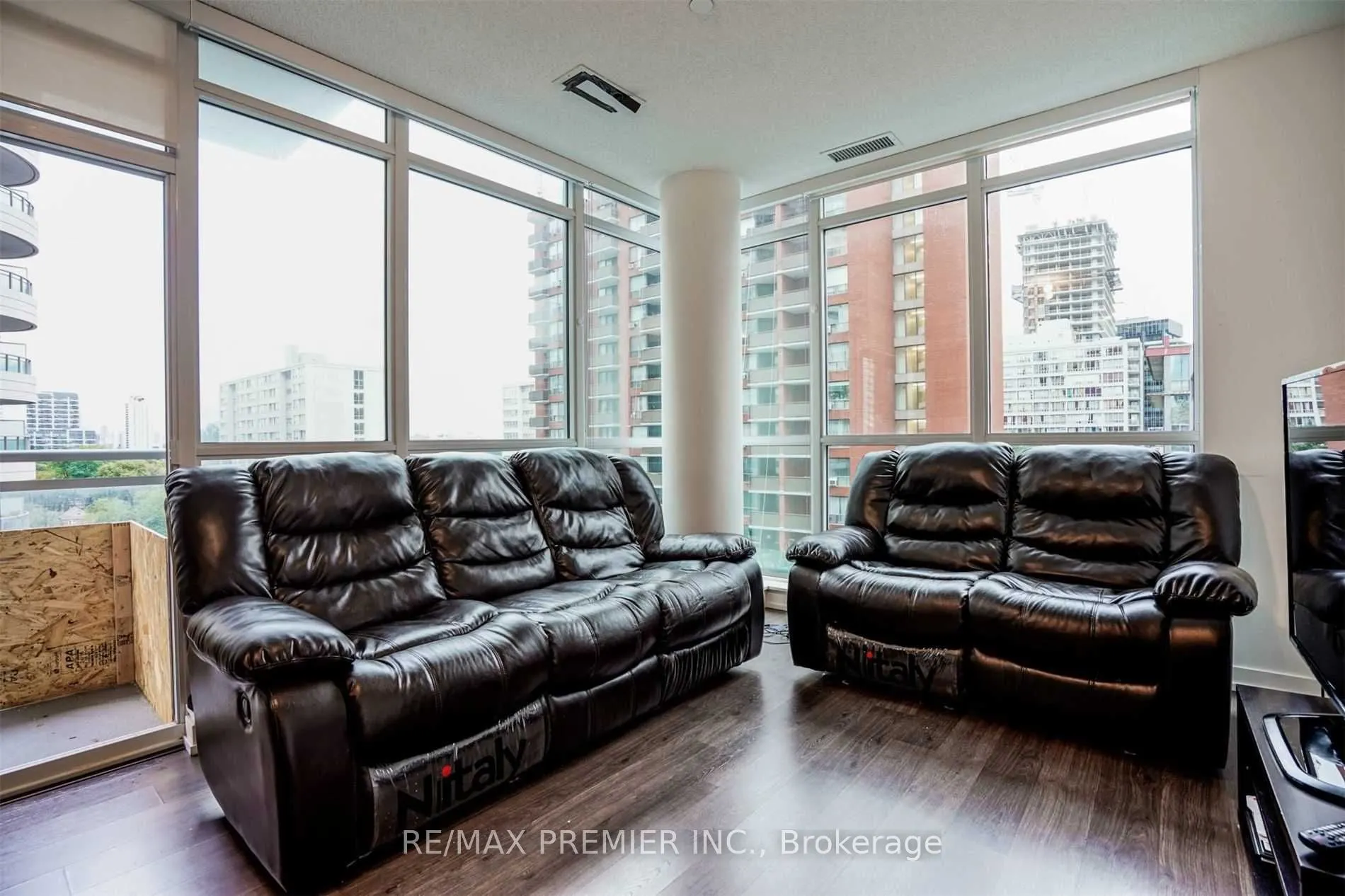 89 Dunfield Avenue, #636