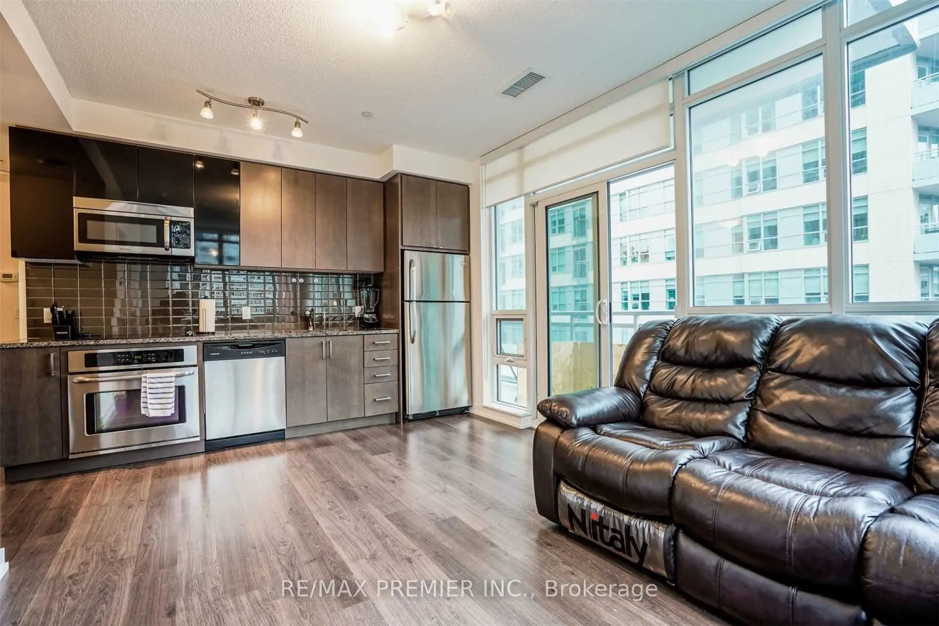 89 Dunfield Avenue, #636