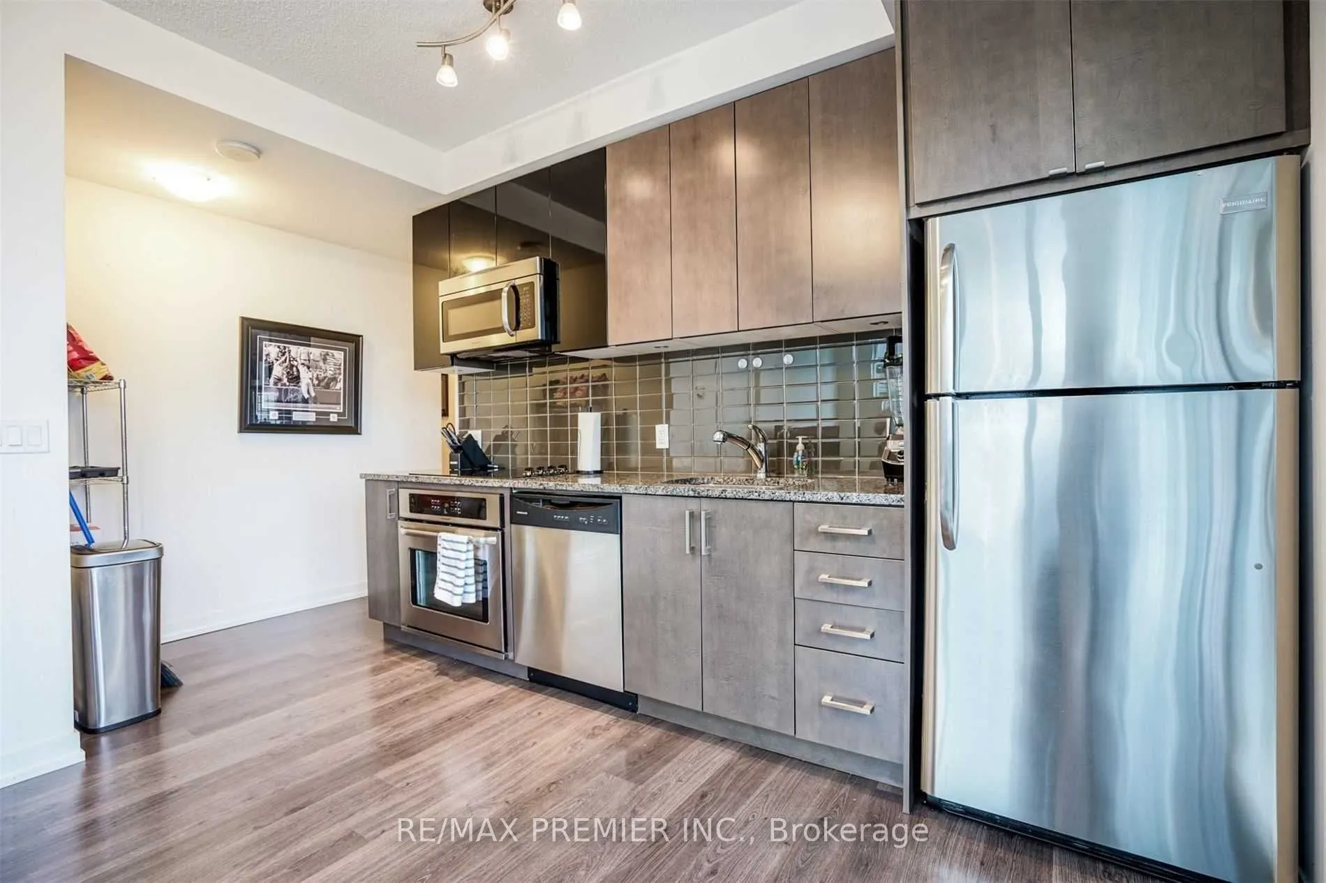 89 Dunfield Avenue, #636