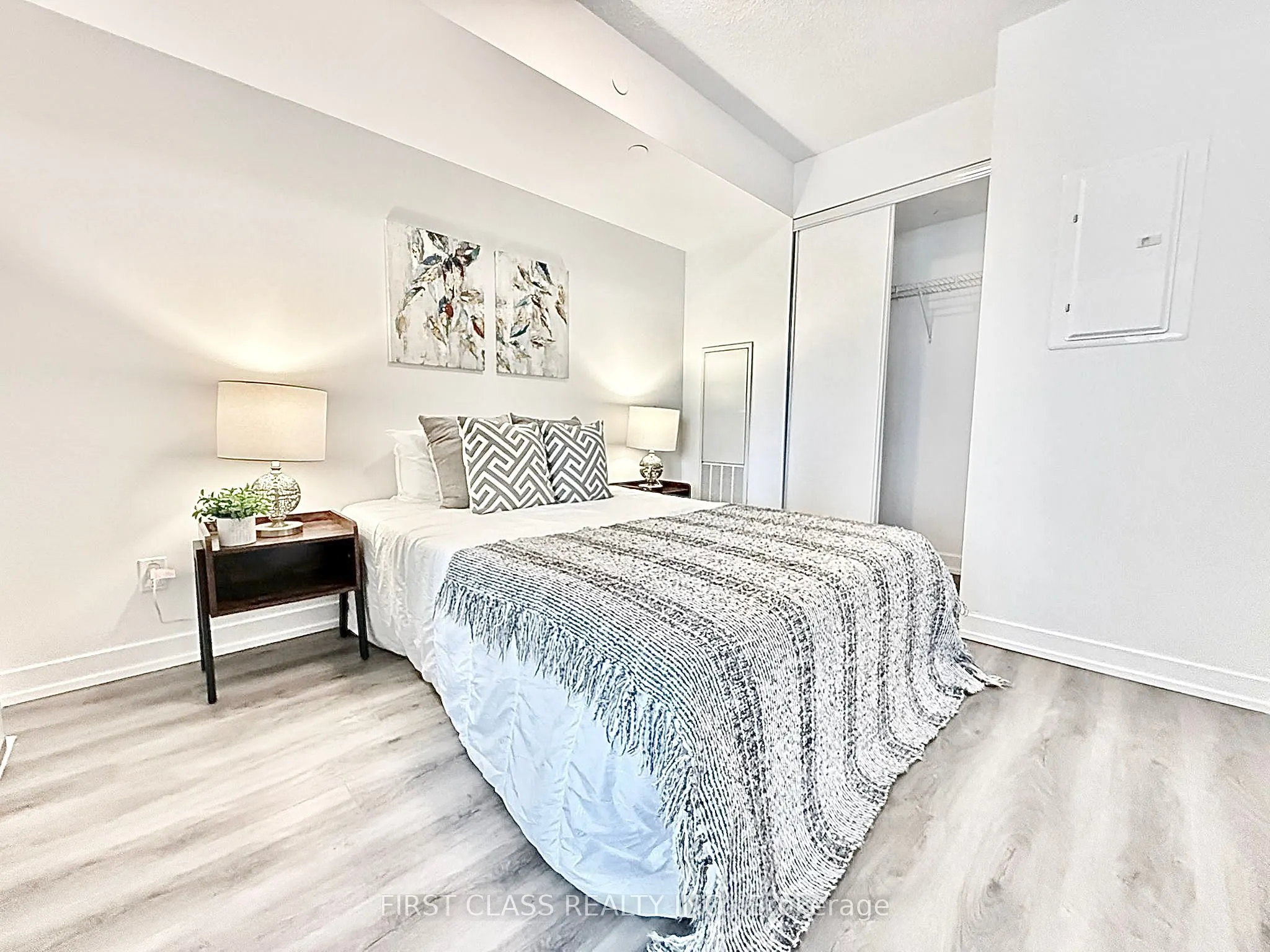 87 Peter Street, #1413