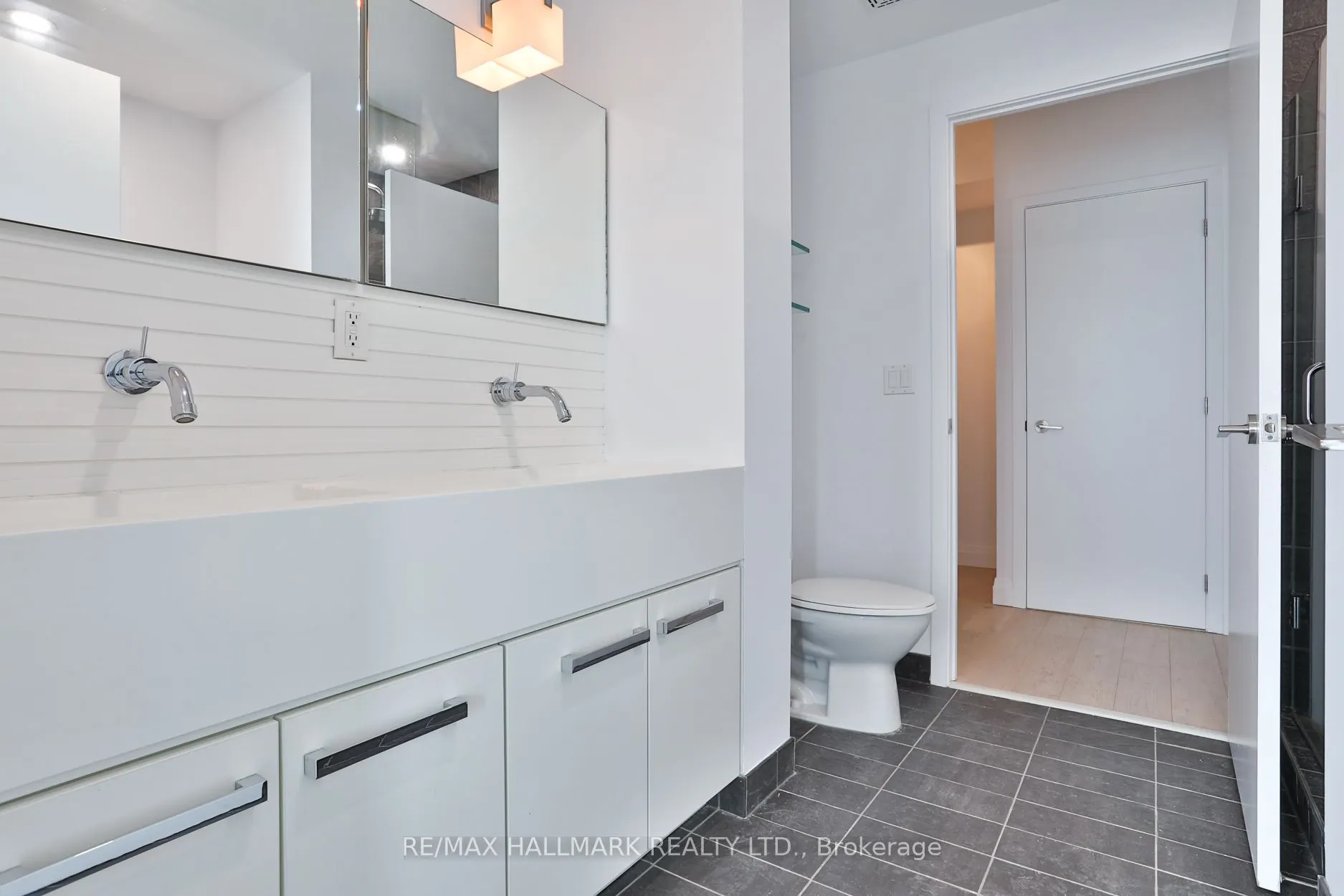552 Wellington Street W, #1105