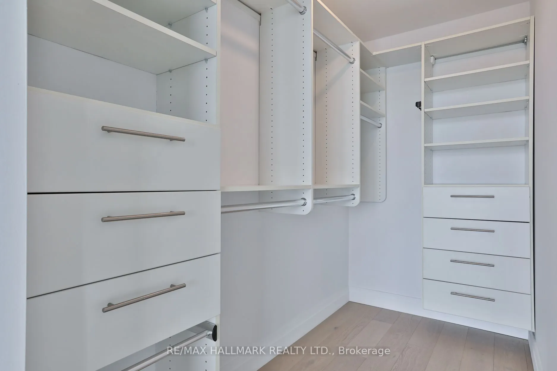 552 Wellington Street W, #1105
