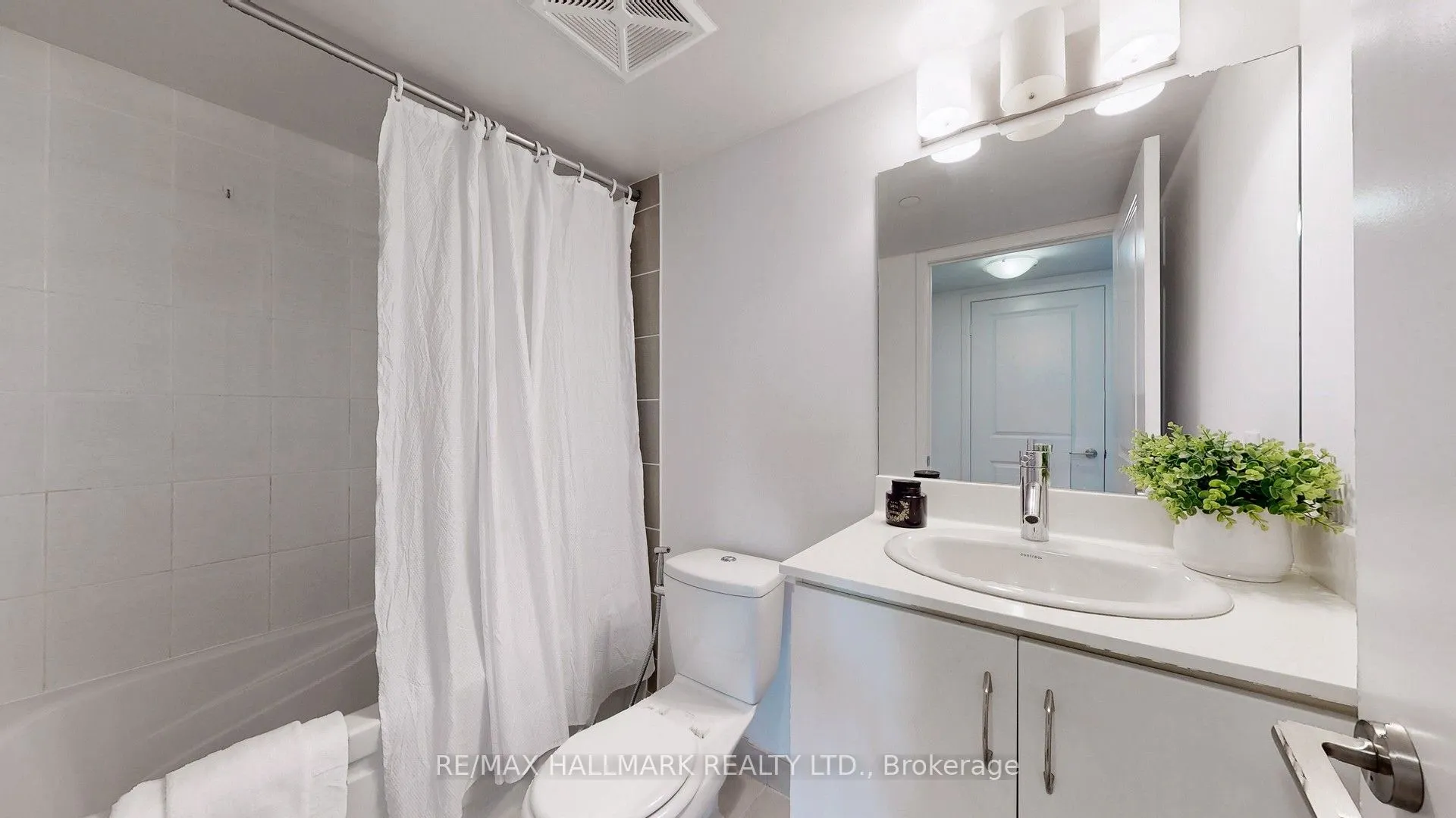 5168 Yonge Street, #711