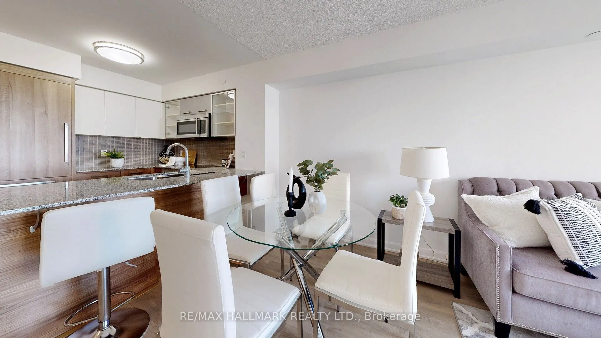 5168 Yonge Street, #711