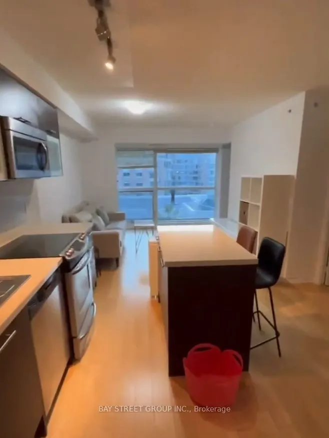 386 Yonge Street, #817