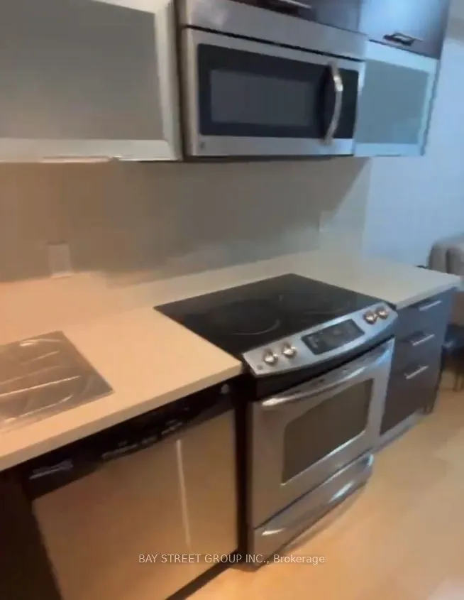386 Yonge Street, #817