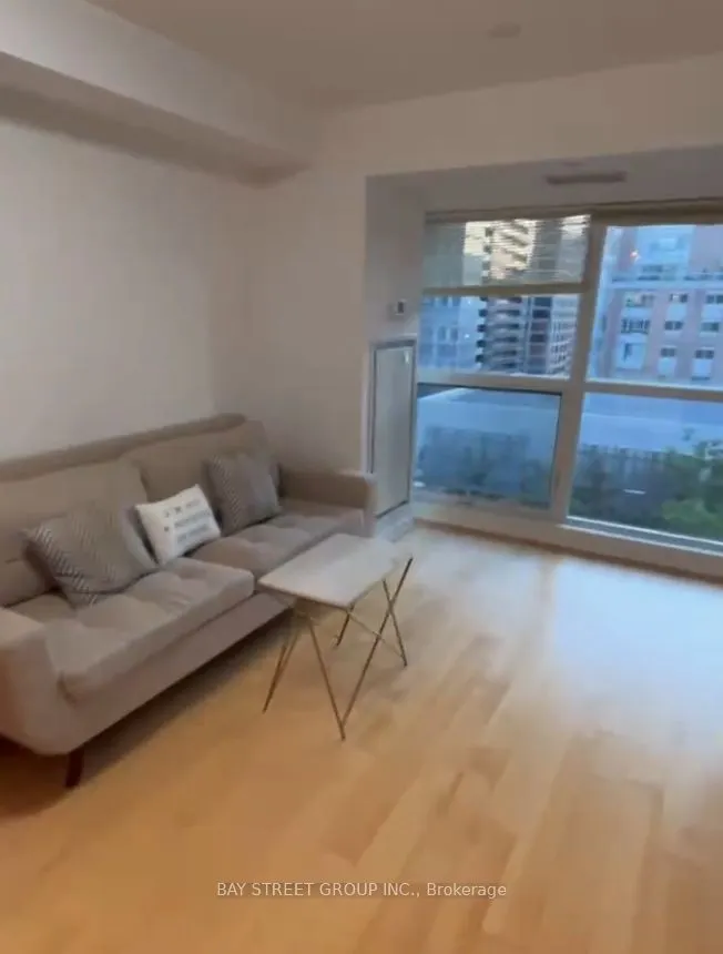 386 Yonge Street, #817