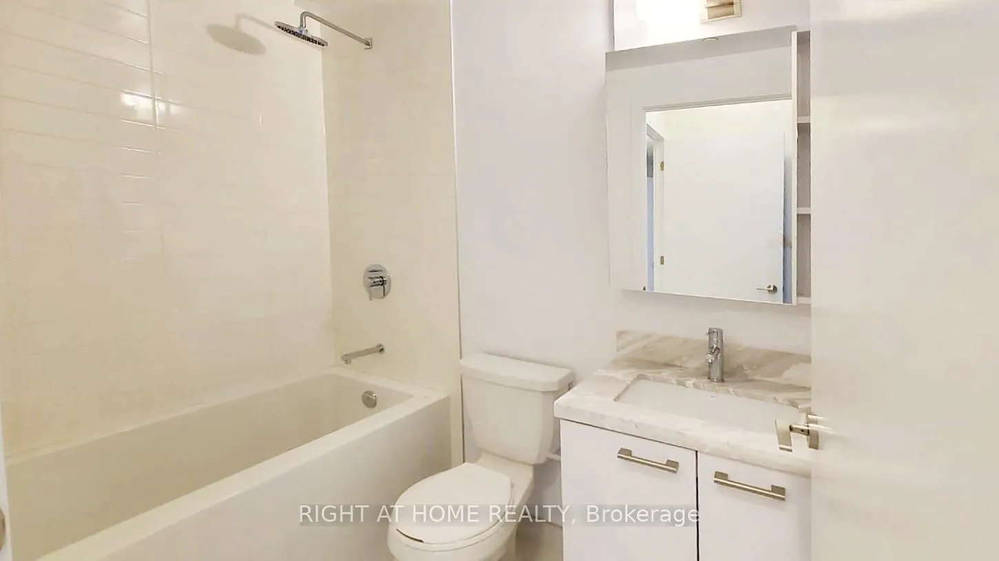 2221 Yonge Street, #902