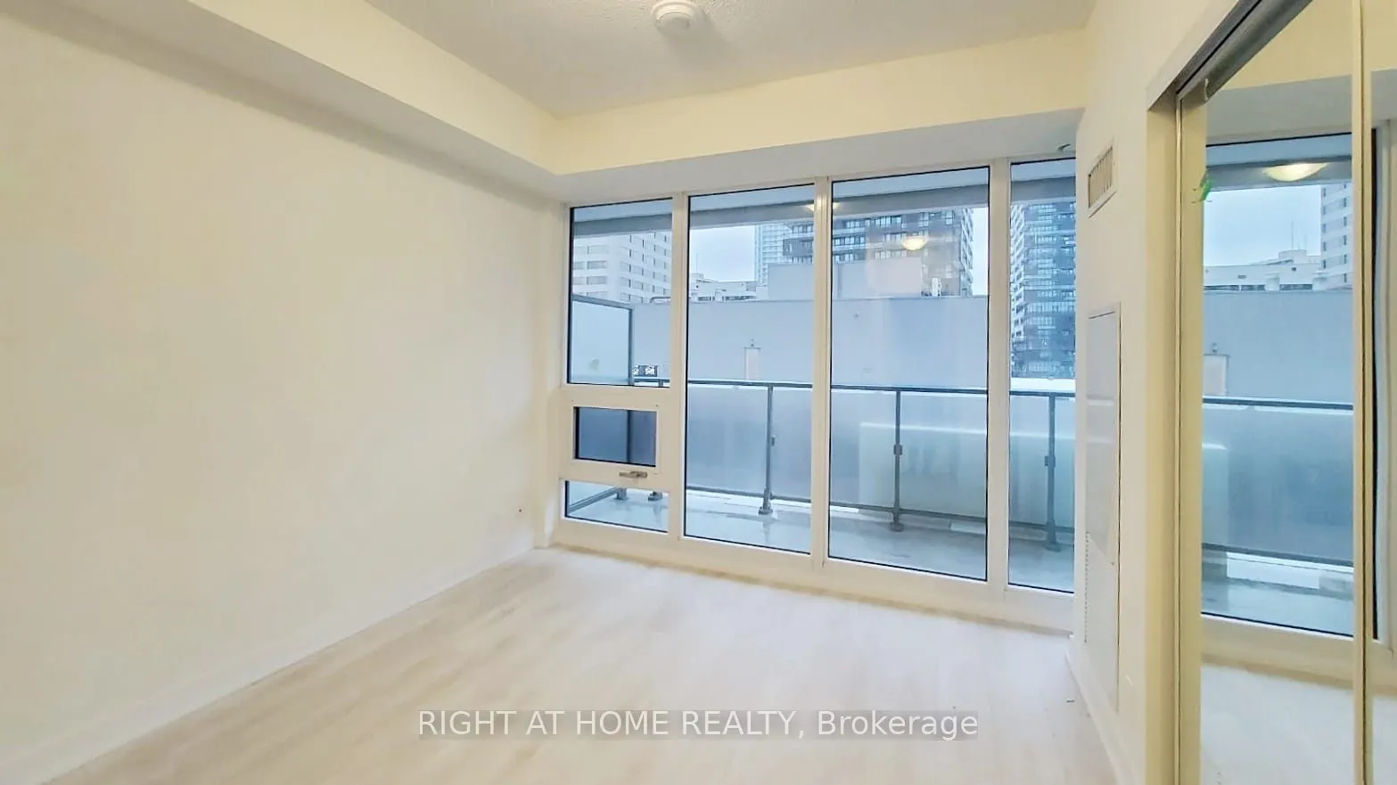 2221 Yonge Street, #902