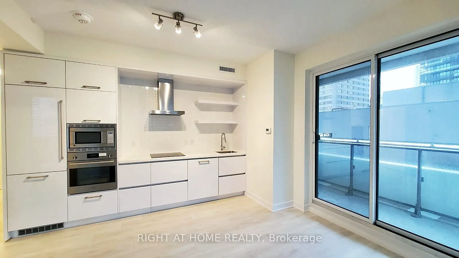 2221 Yonge Street, #902