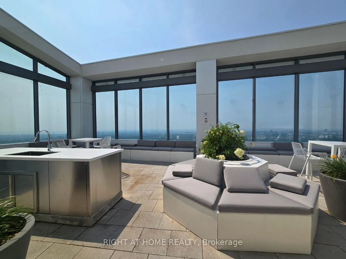 2221 Yonge Street, #902