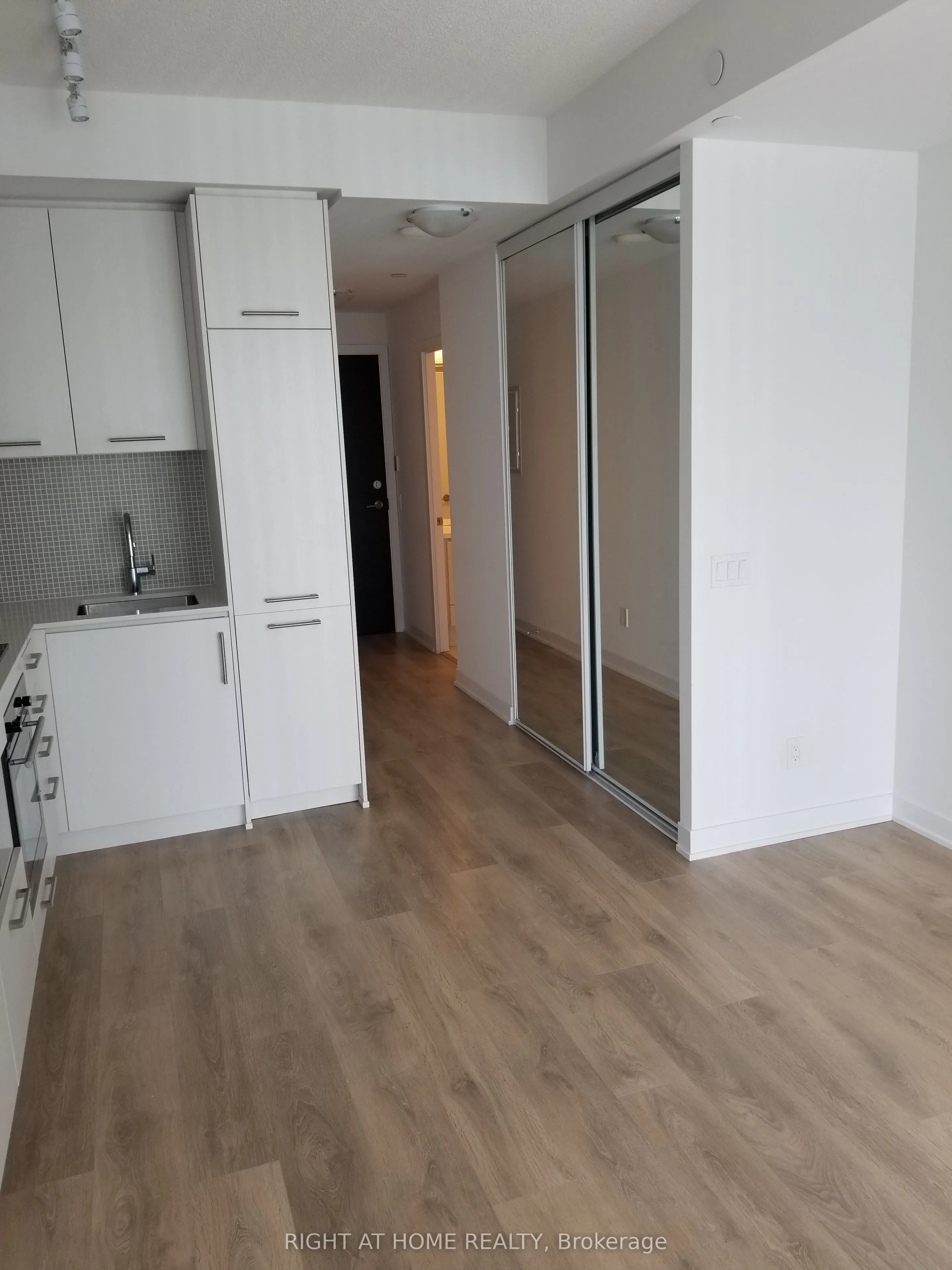 87 Peter Street, #2112