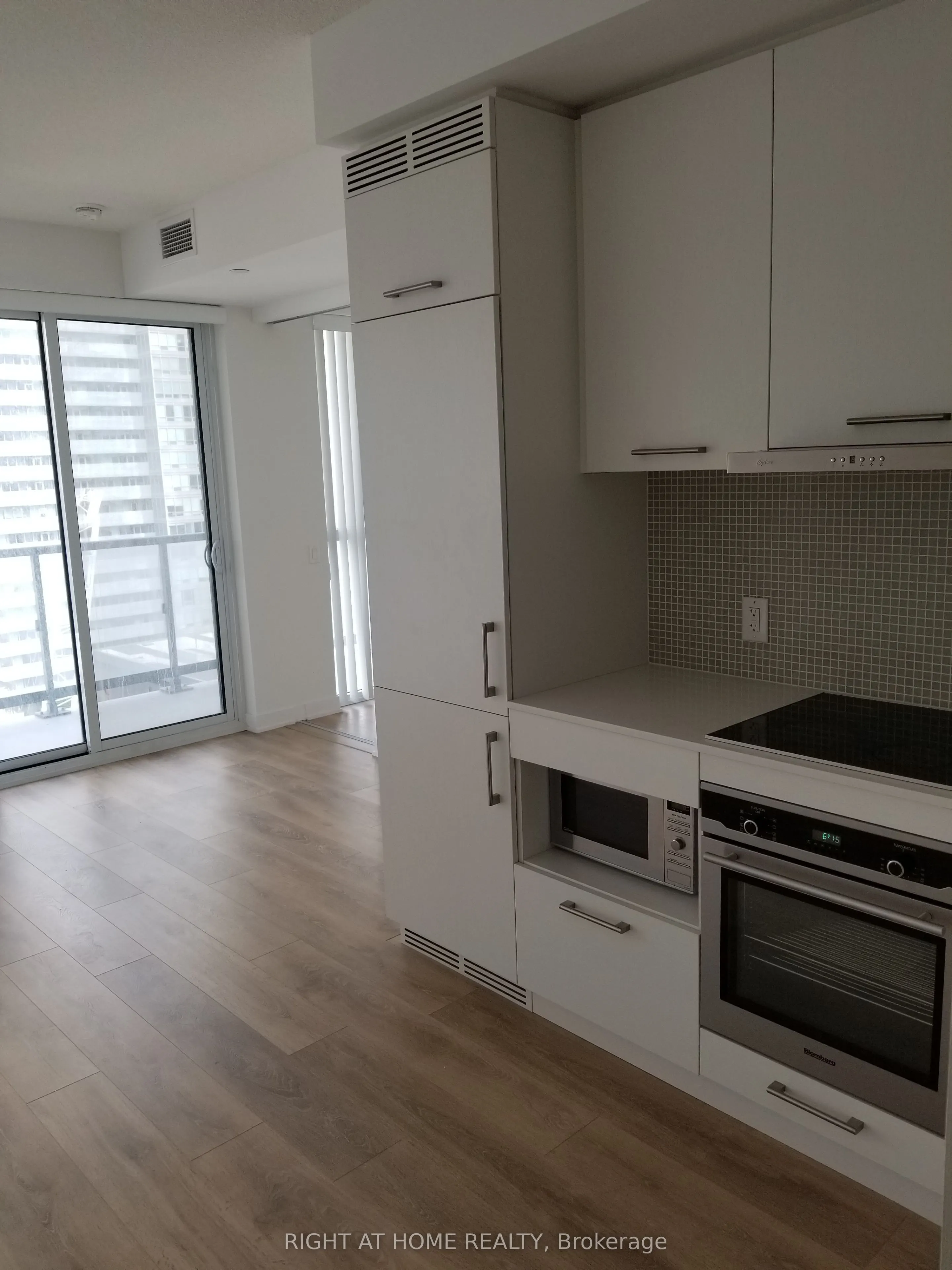 87 Peter Street, #2112