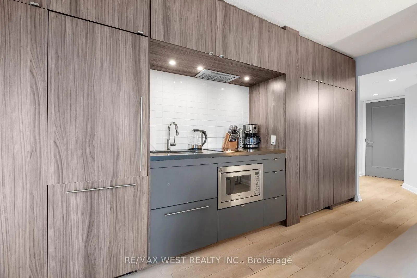 155 Yorkville Avenue, #704
