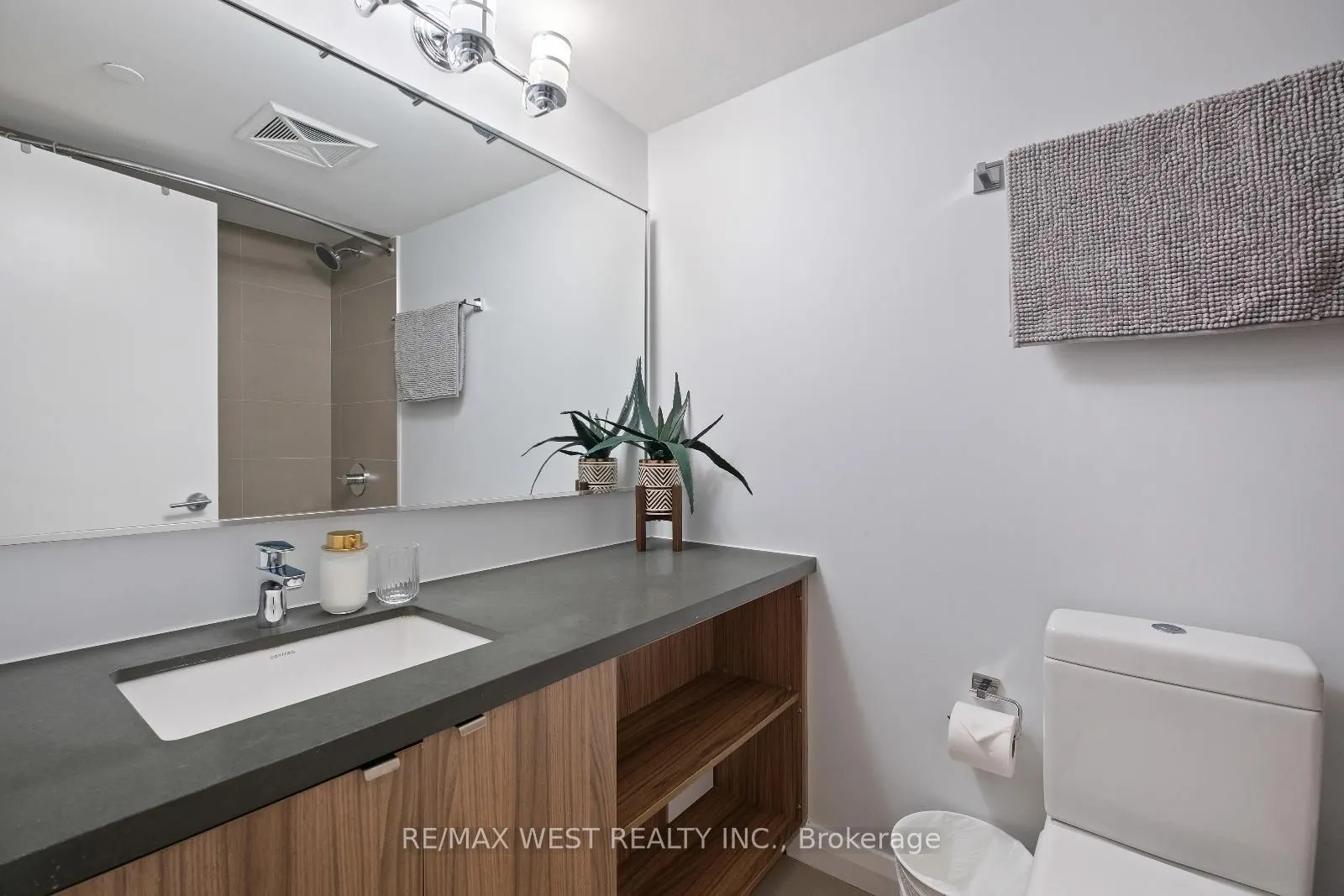 155 Yorkville Avenue, #704