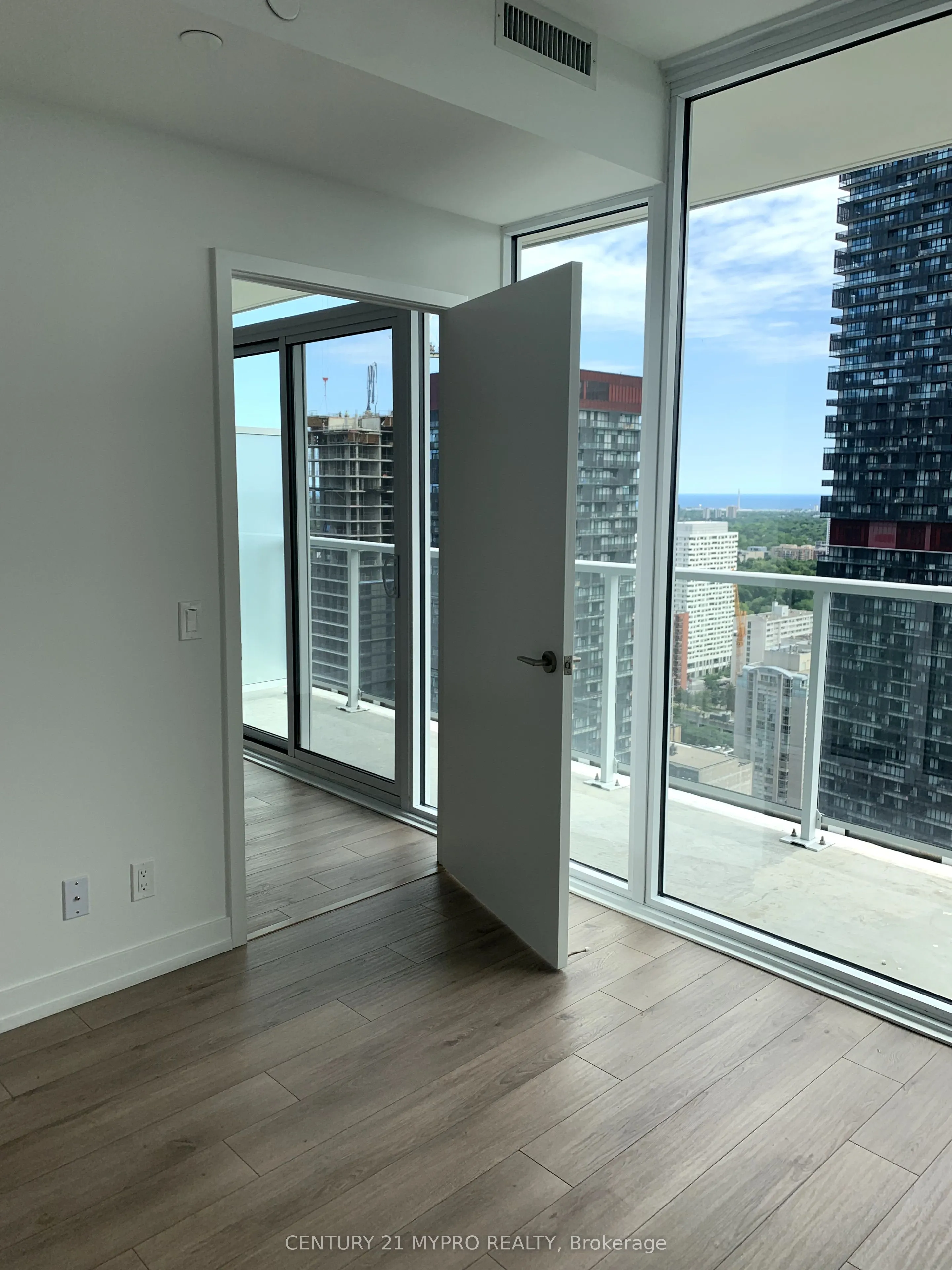 33 Helendale Avenue, #2509