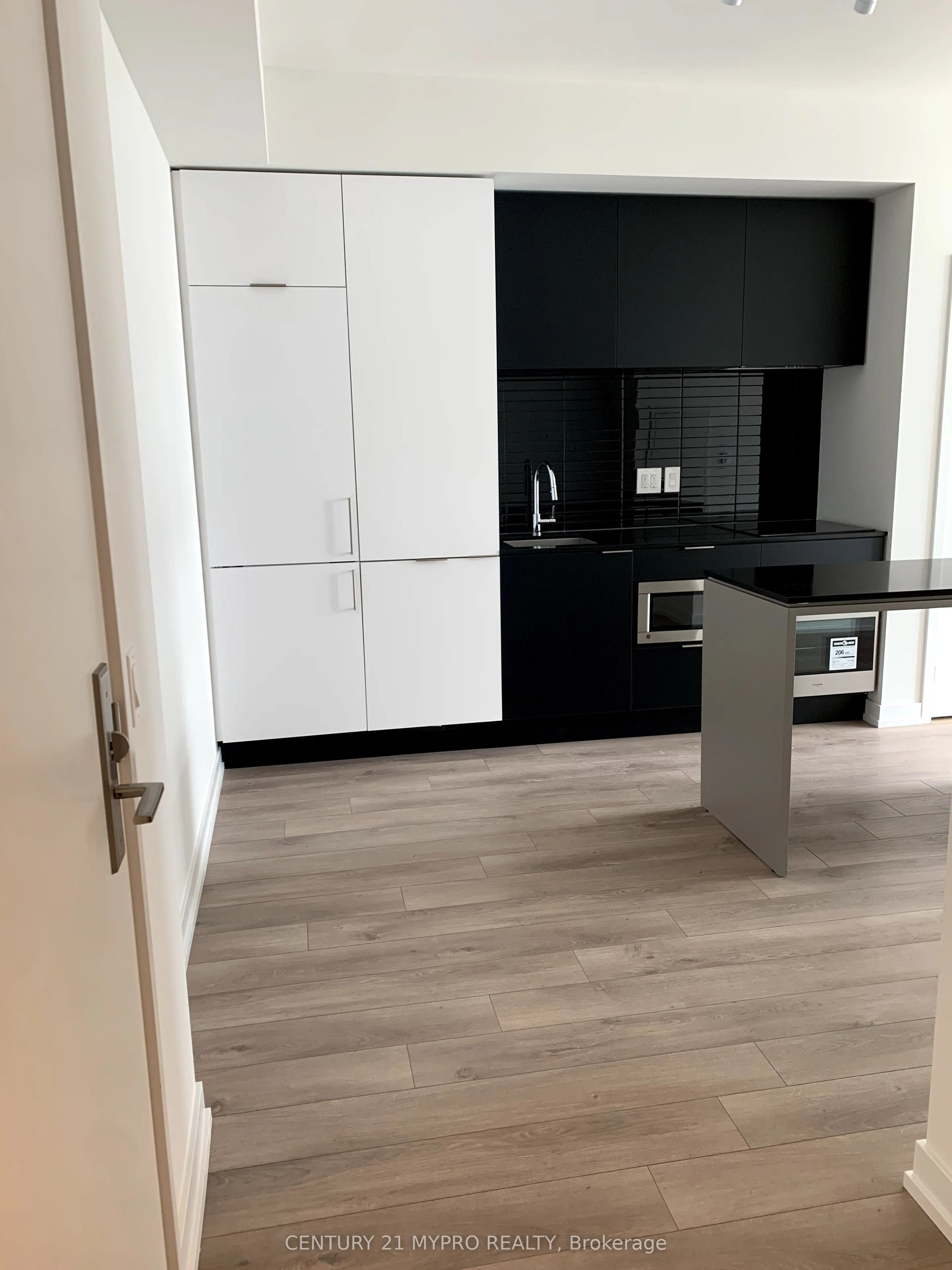 33 Helendale Avenue, #2509