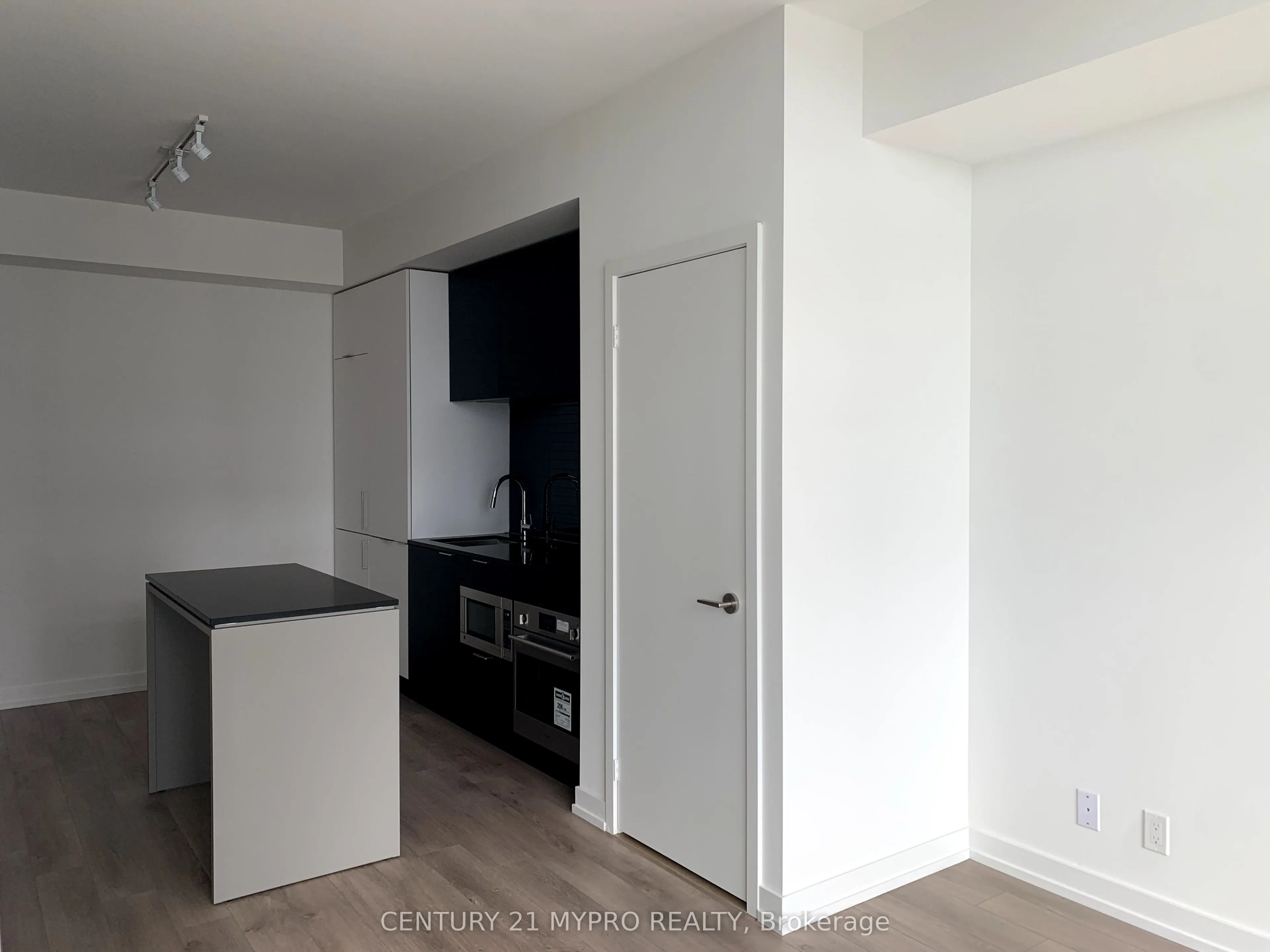 33 Helendale Avenue, #2509