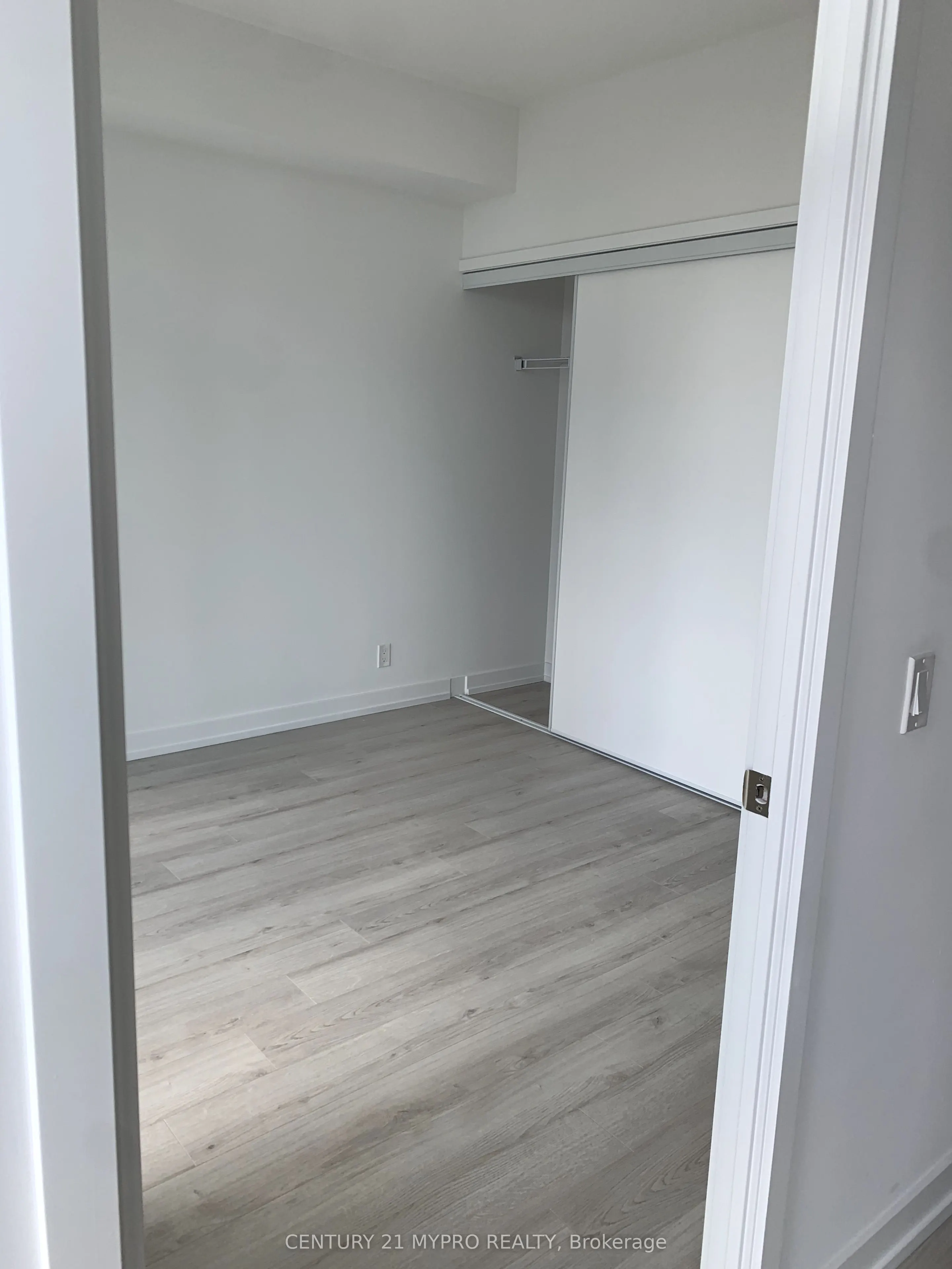 33 Helendale Avenue, #2509
