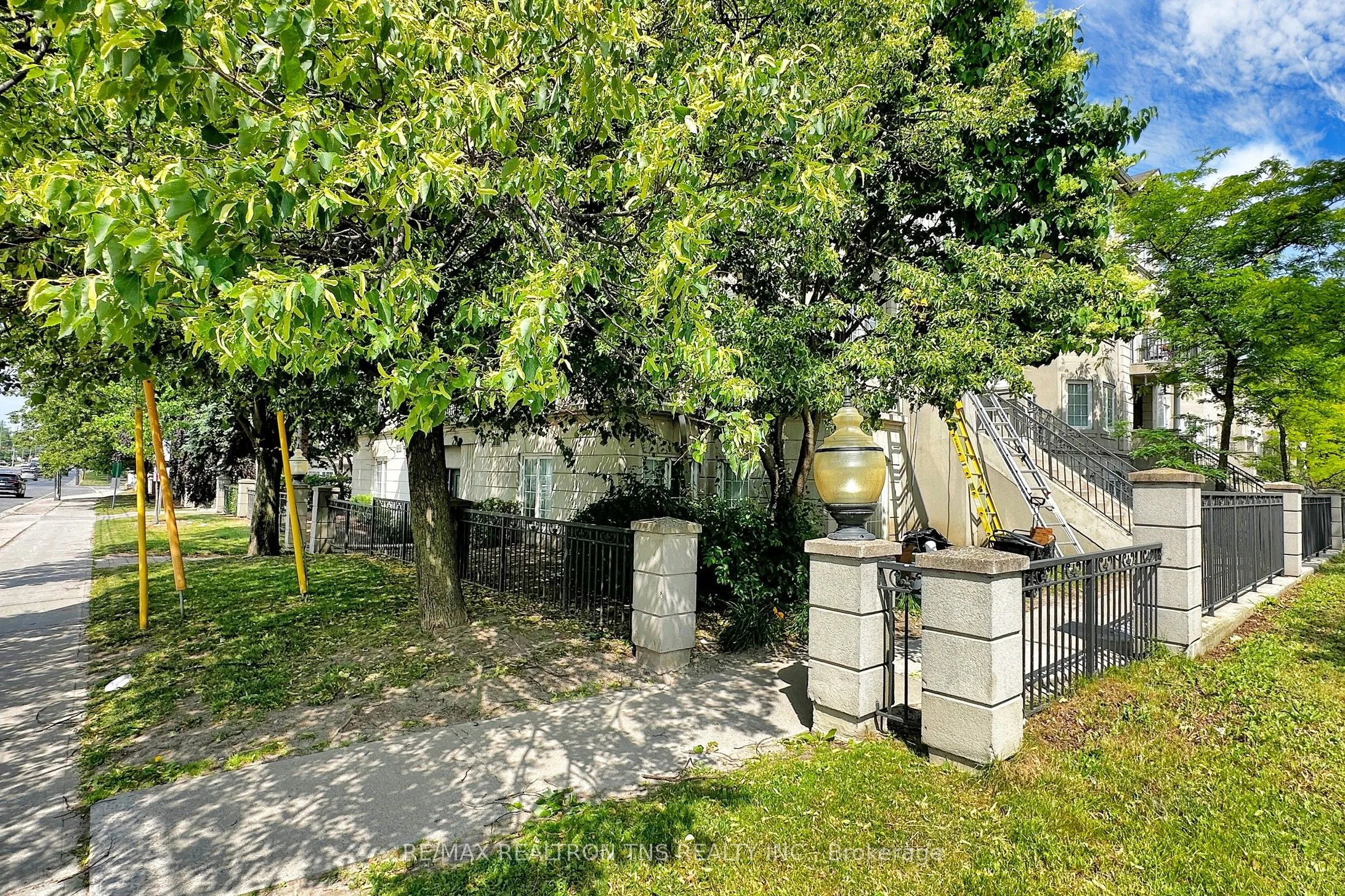 108 Finch Avenue W, #C11