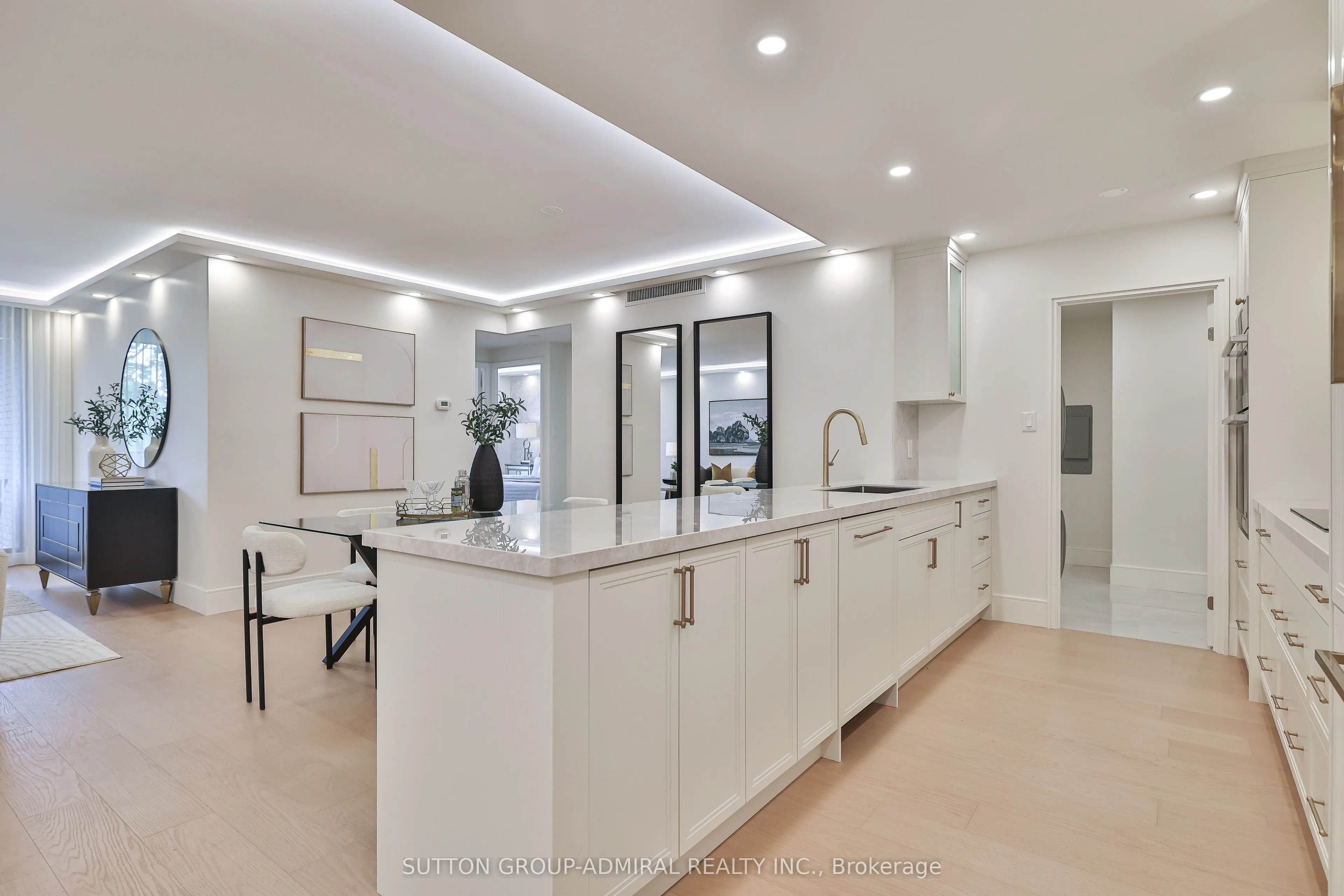 350 Lonsdale Road, #402