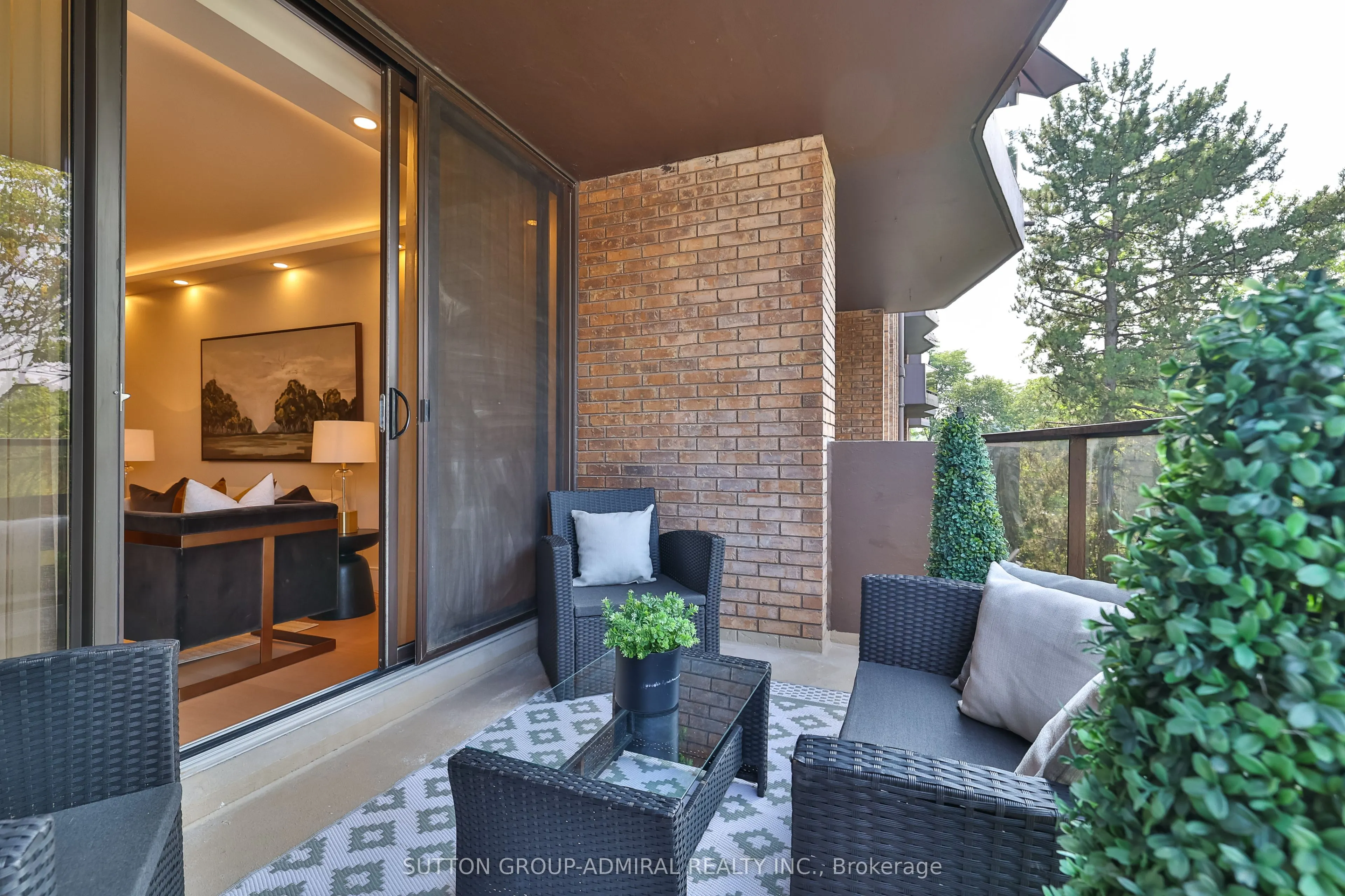 350 Lonsdale Road, #402