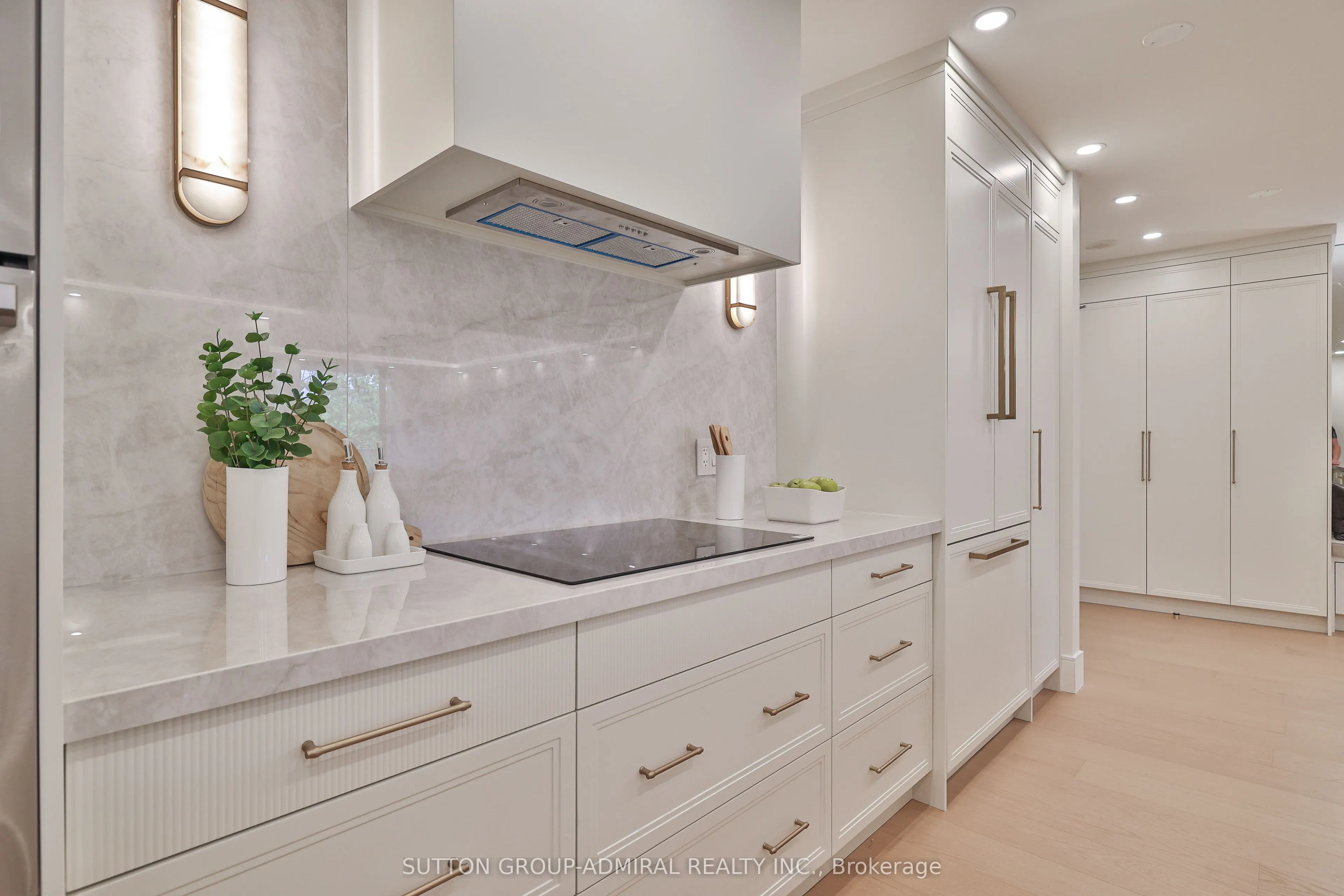 350 Lonsdale Road, #402