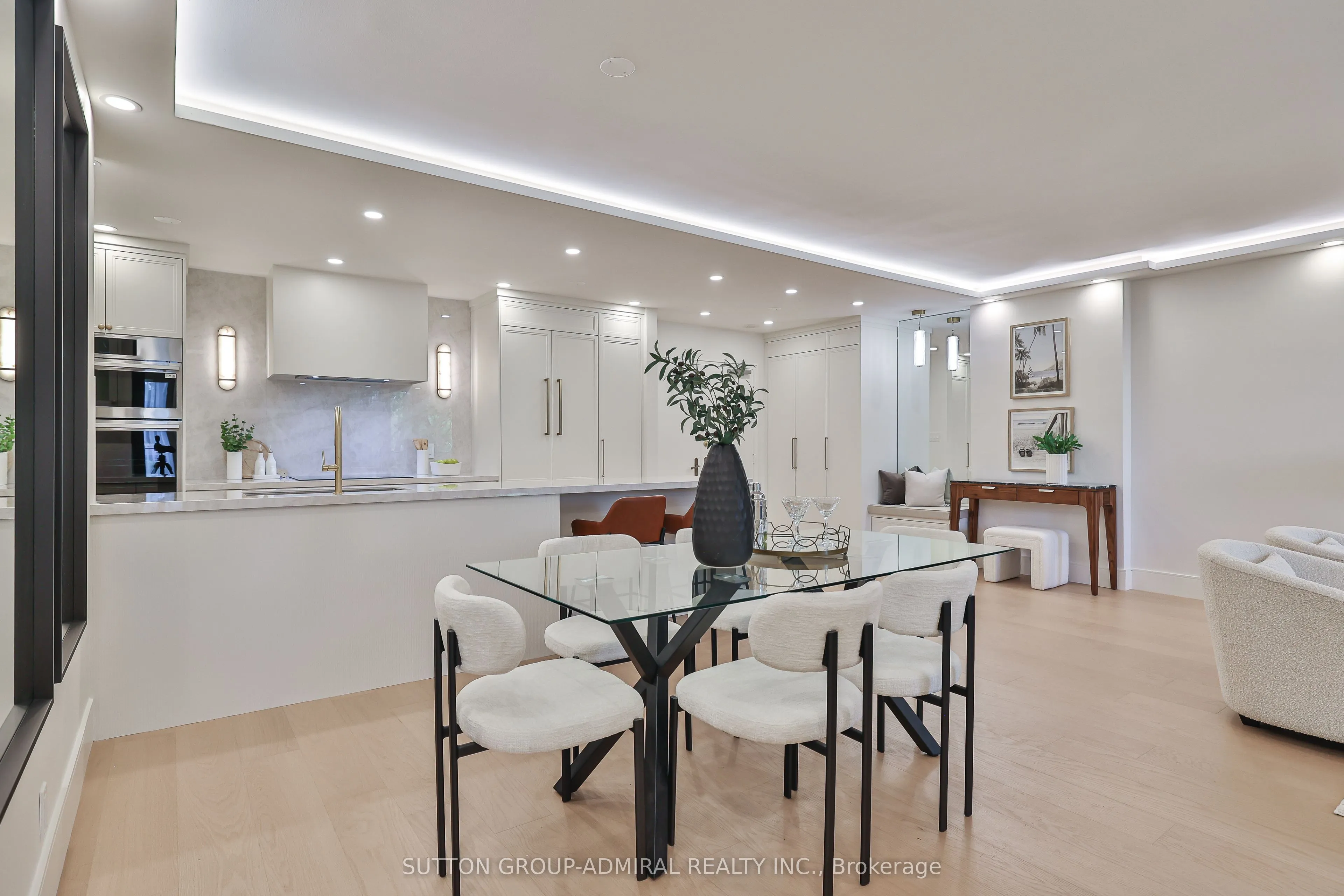 350 Lonsdale Road, #402