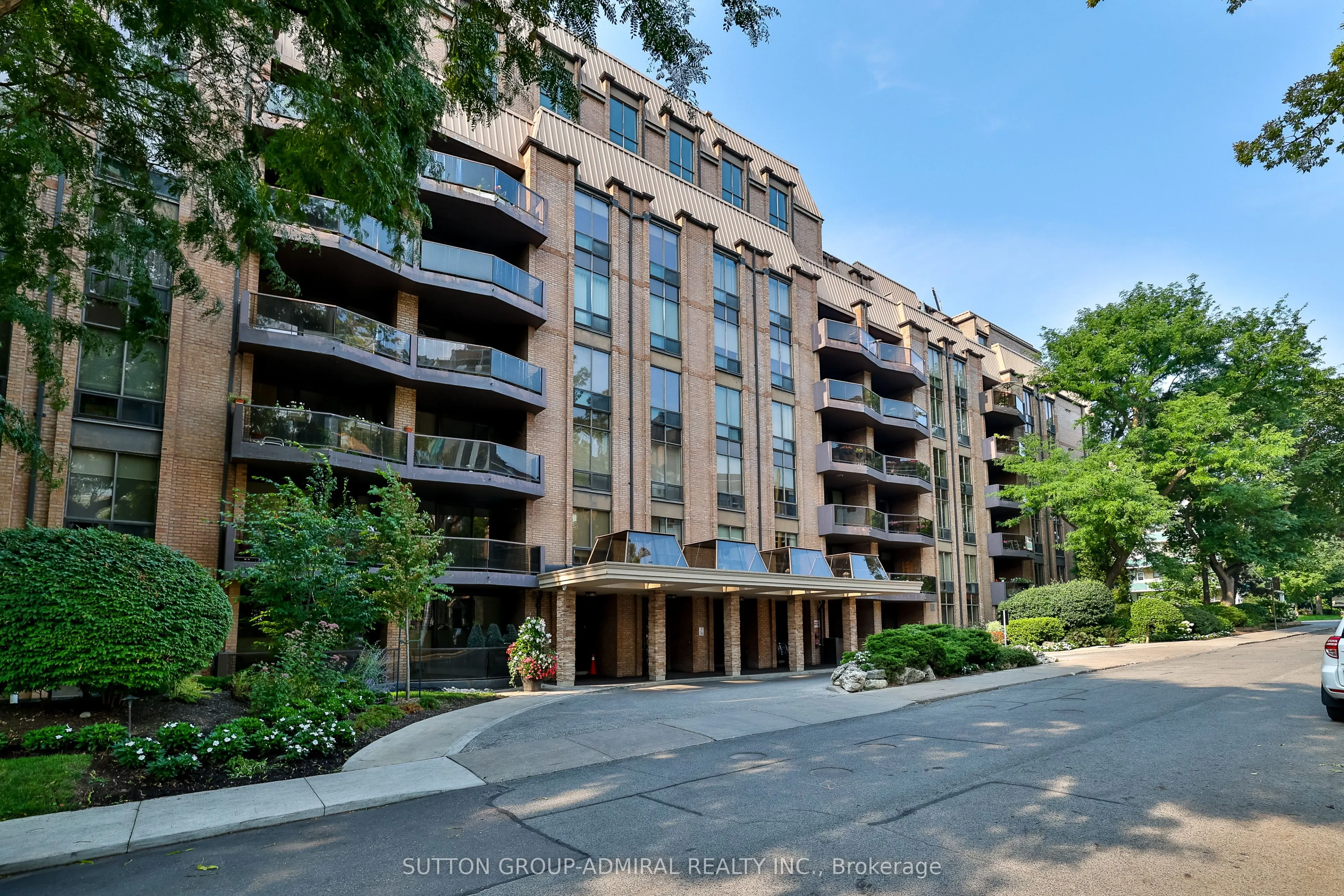 350 Lonsdale Road, #402